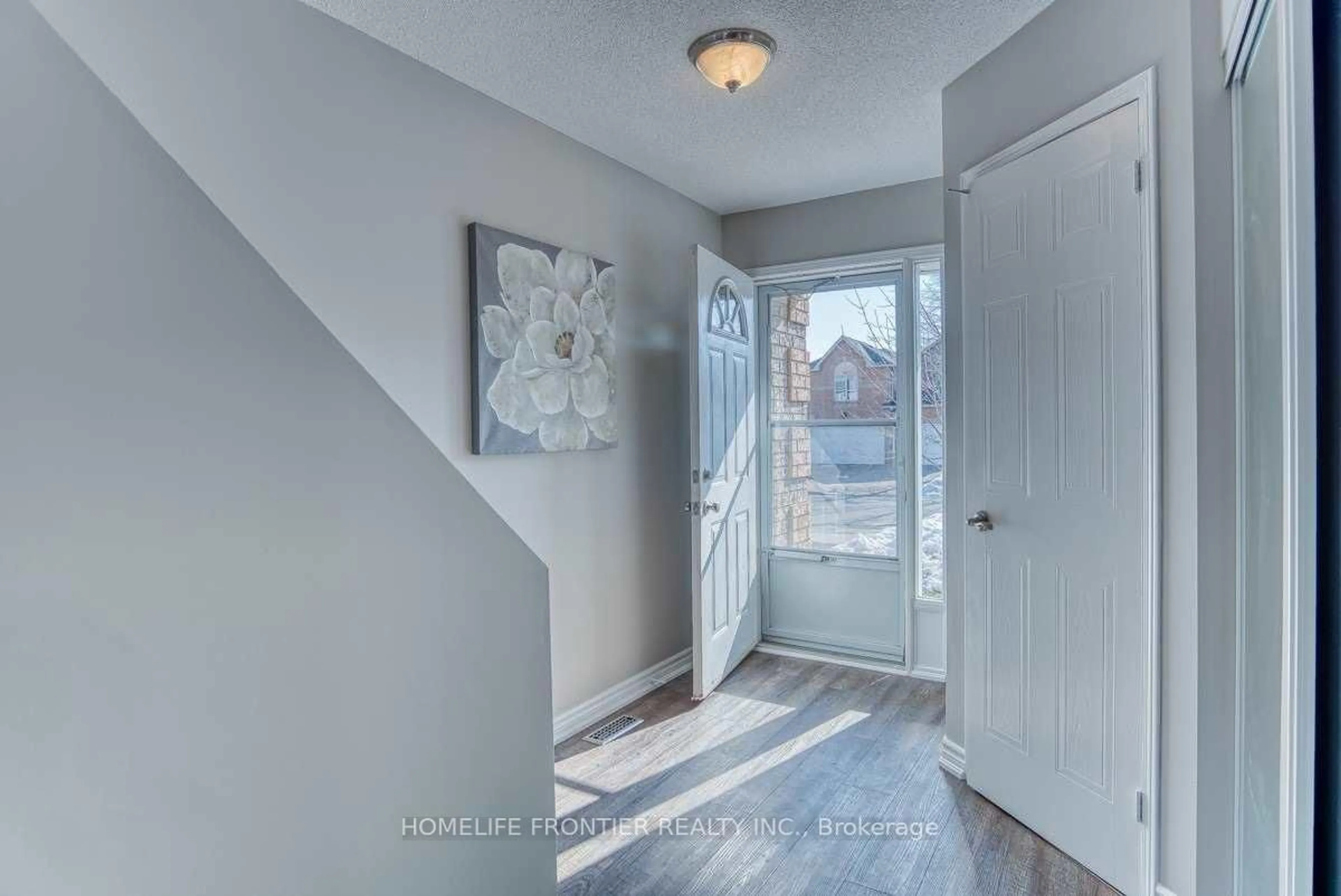 Indoor entryway for 934 Cardington St, Mississauga Ontario L5V 1Z8