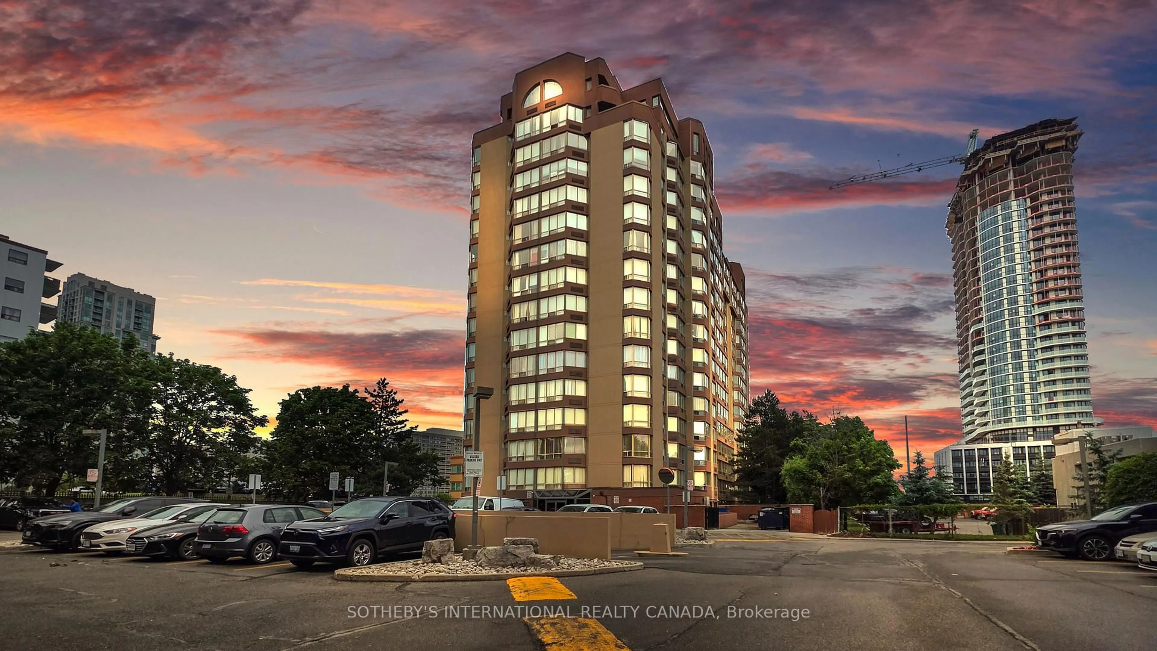 Indoor foyer for 25 Fairview Rd #406, Mississauga Ontario L5B 3Y8