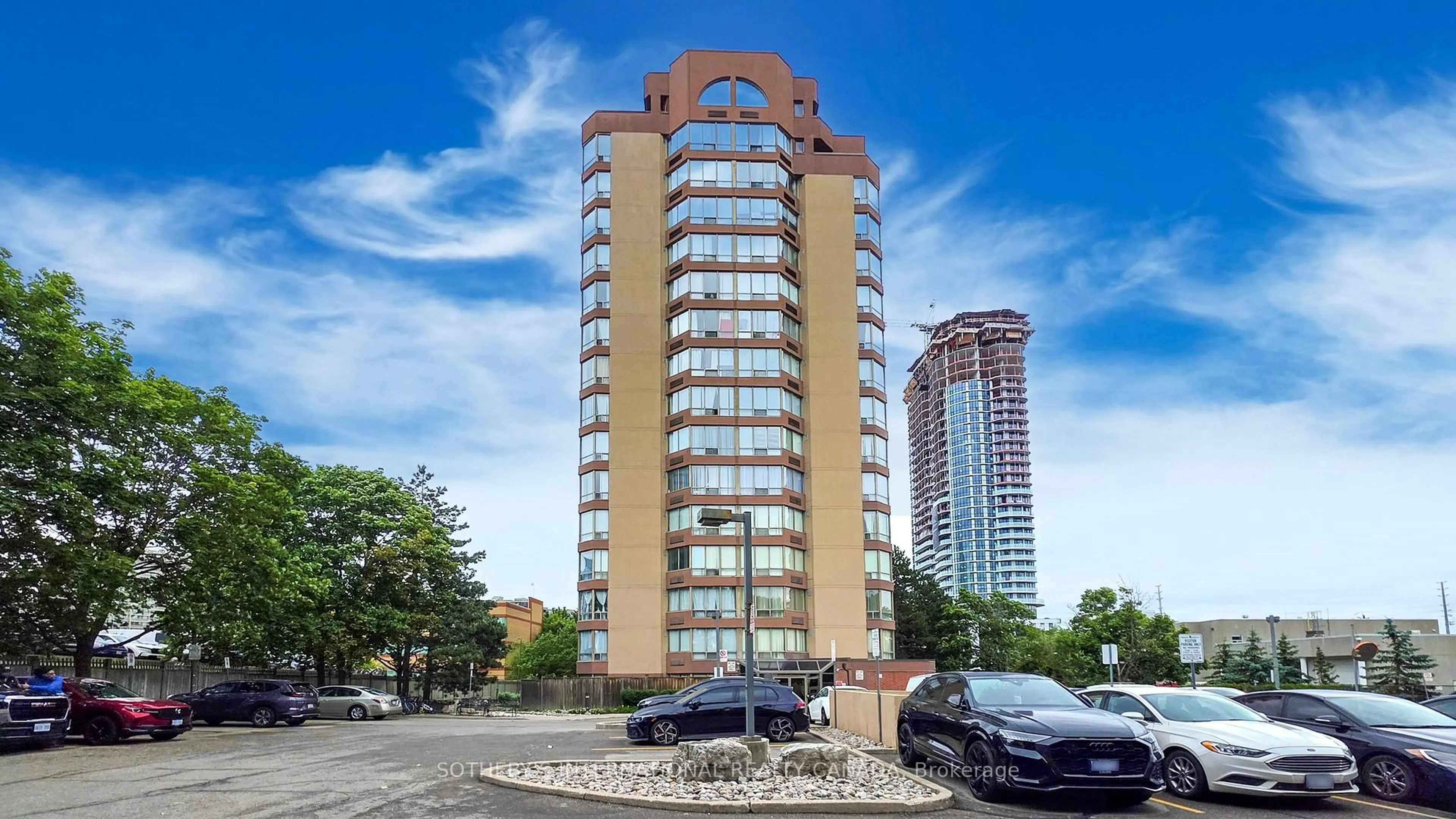 Indoor foyer for 25 Fairview Rd #406, Mississauga Ontario L5B 3Y8