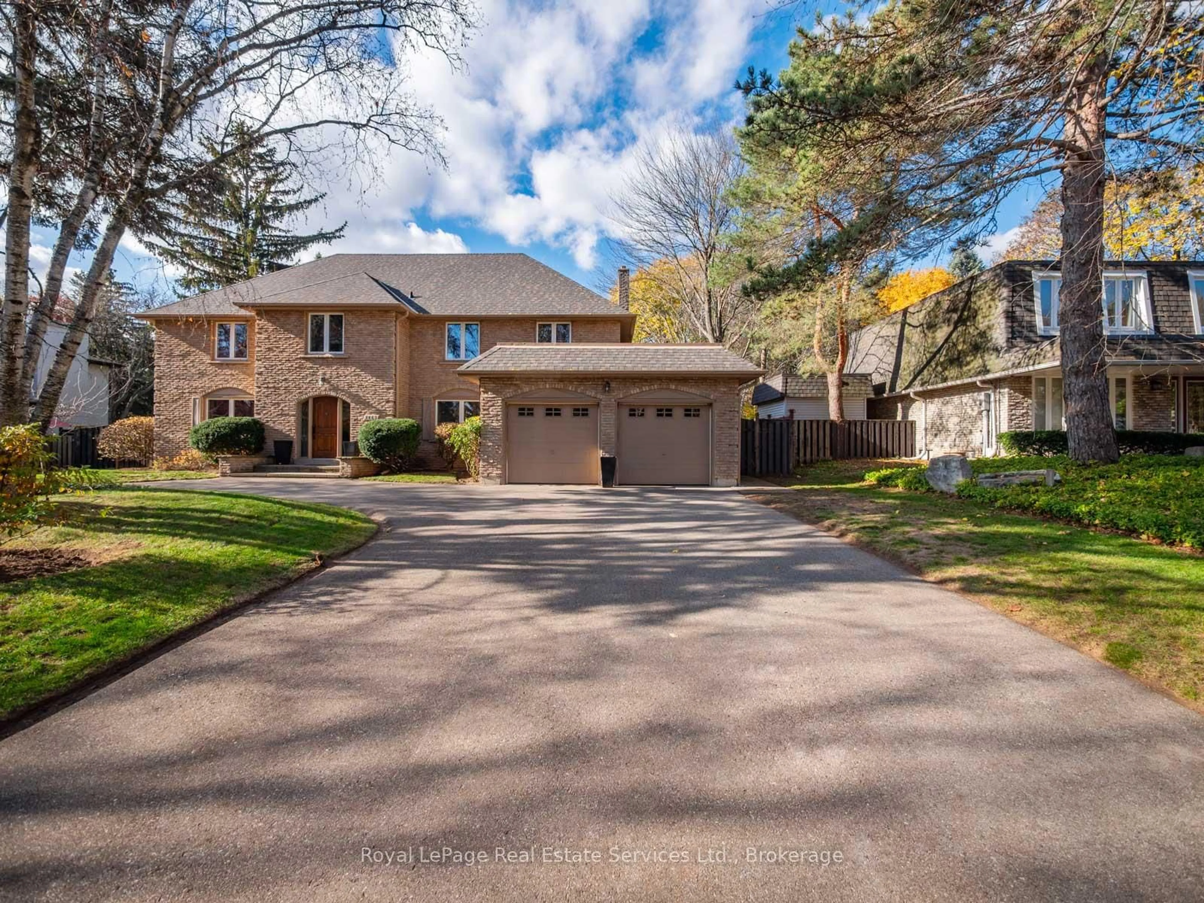 A pic from outside/outdoor area/front of a property/back of a property/a pic from drone, street for 1463 Albion Ave, Oakville Ontario L6J 5T3