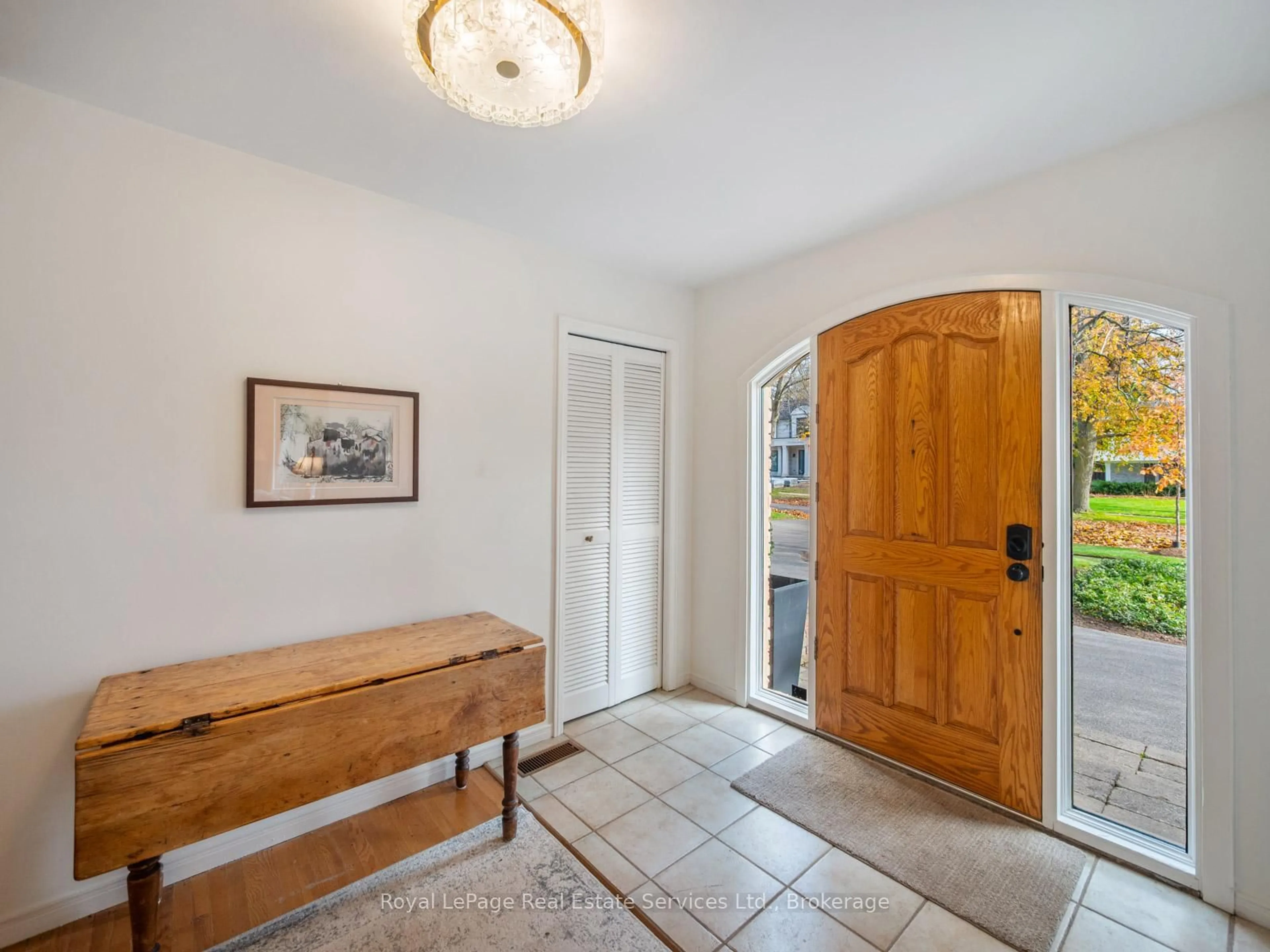 Indoor entryway for 1463 Albion Ave, Oakville Ontario L6J 5T3