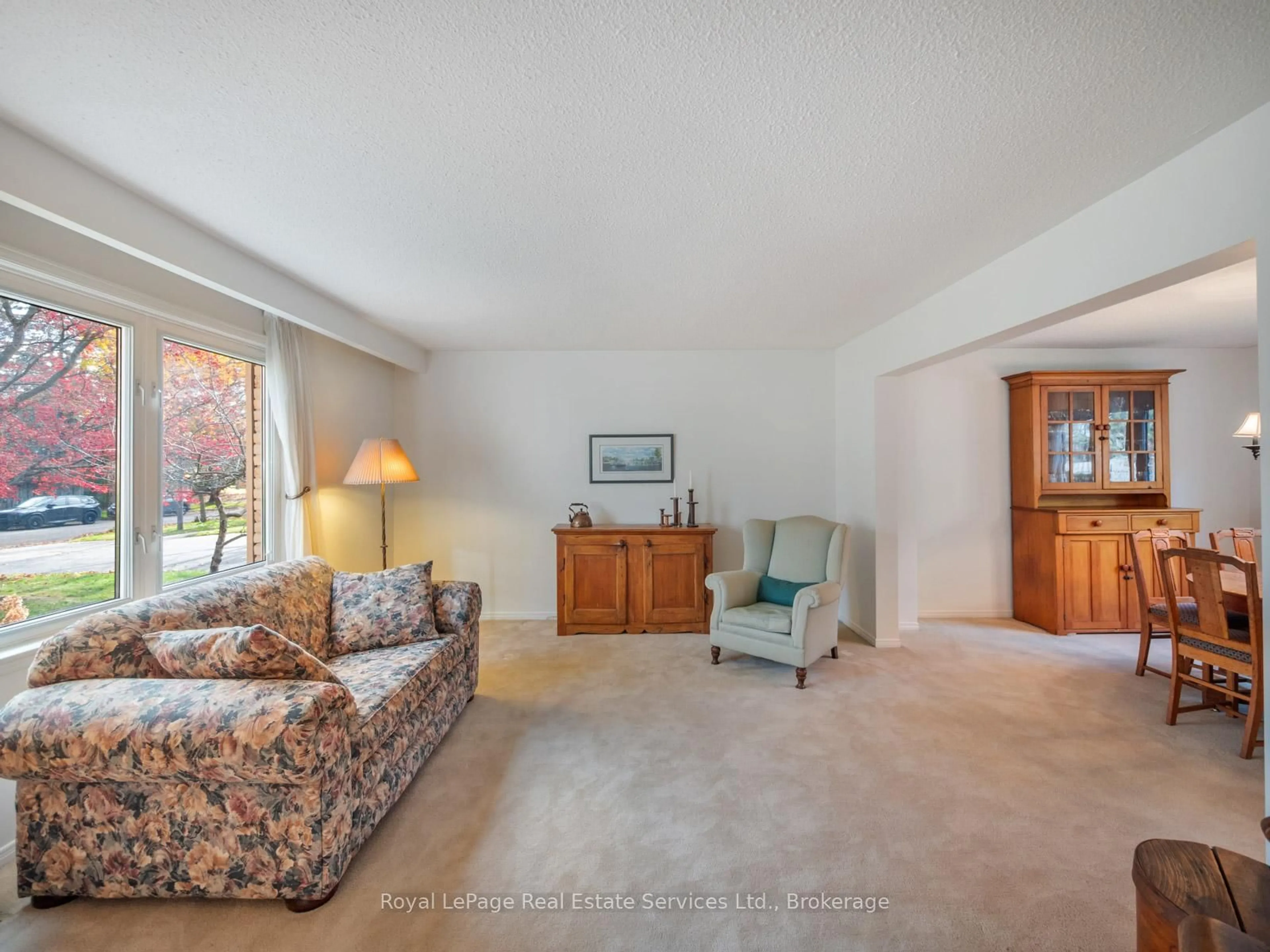 Living room with furniture, carpet floor for 1463 Albion Ave, Oakville Ontario L6J 5T3