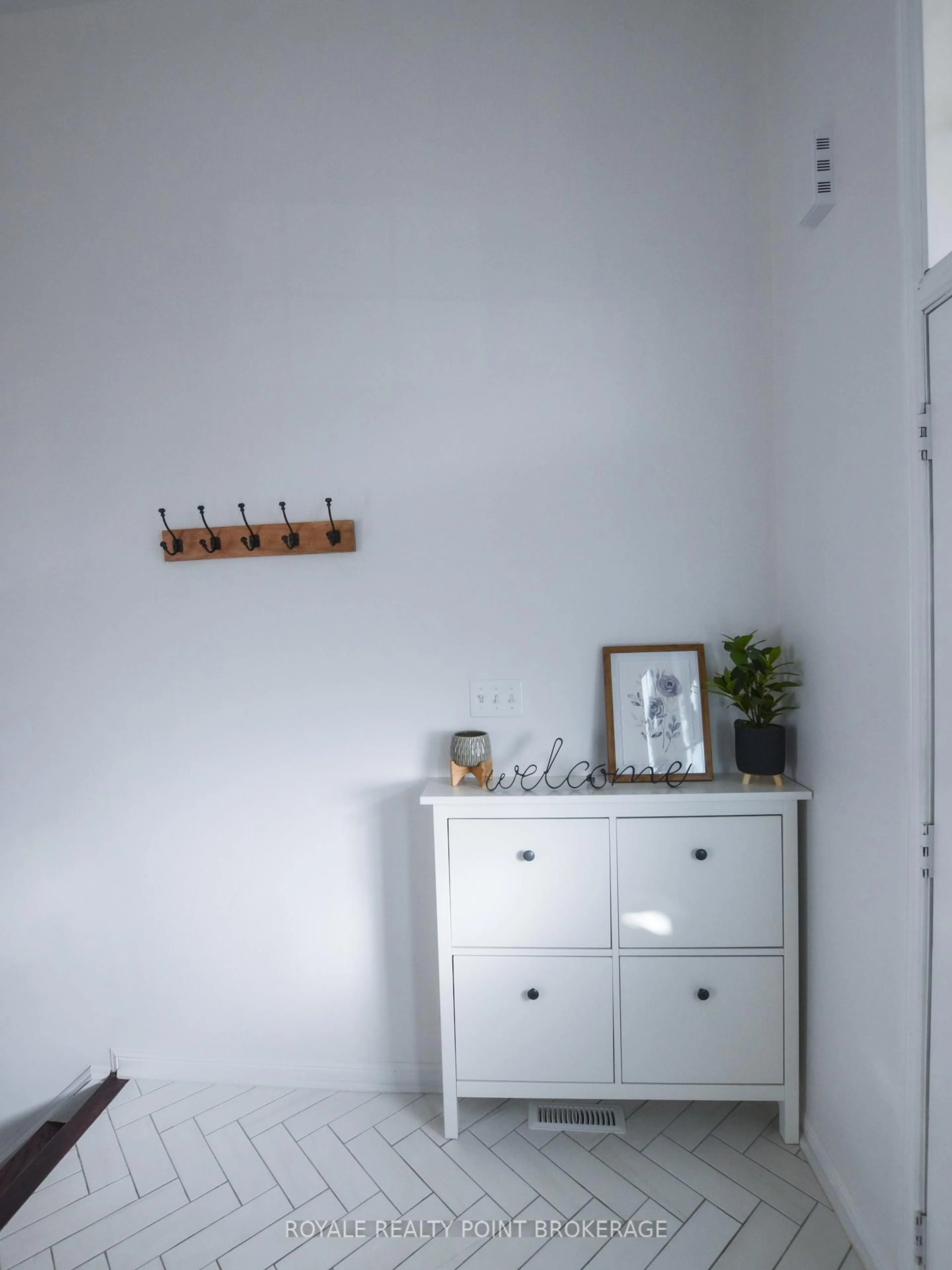 A pic of a room for 3945 Janice Dr, Mississauga Ontario L5M 7Y3