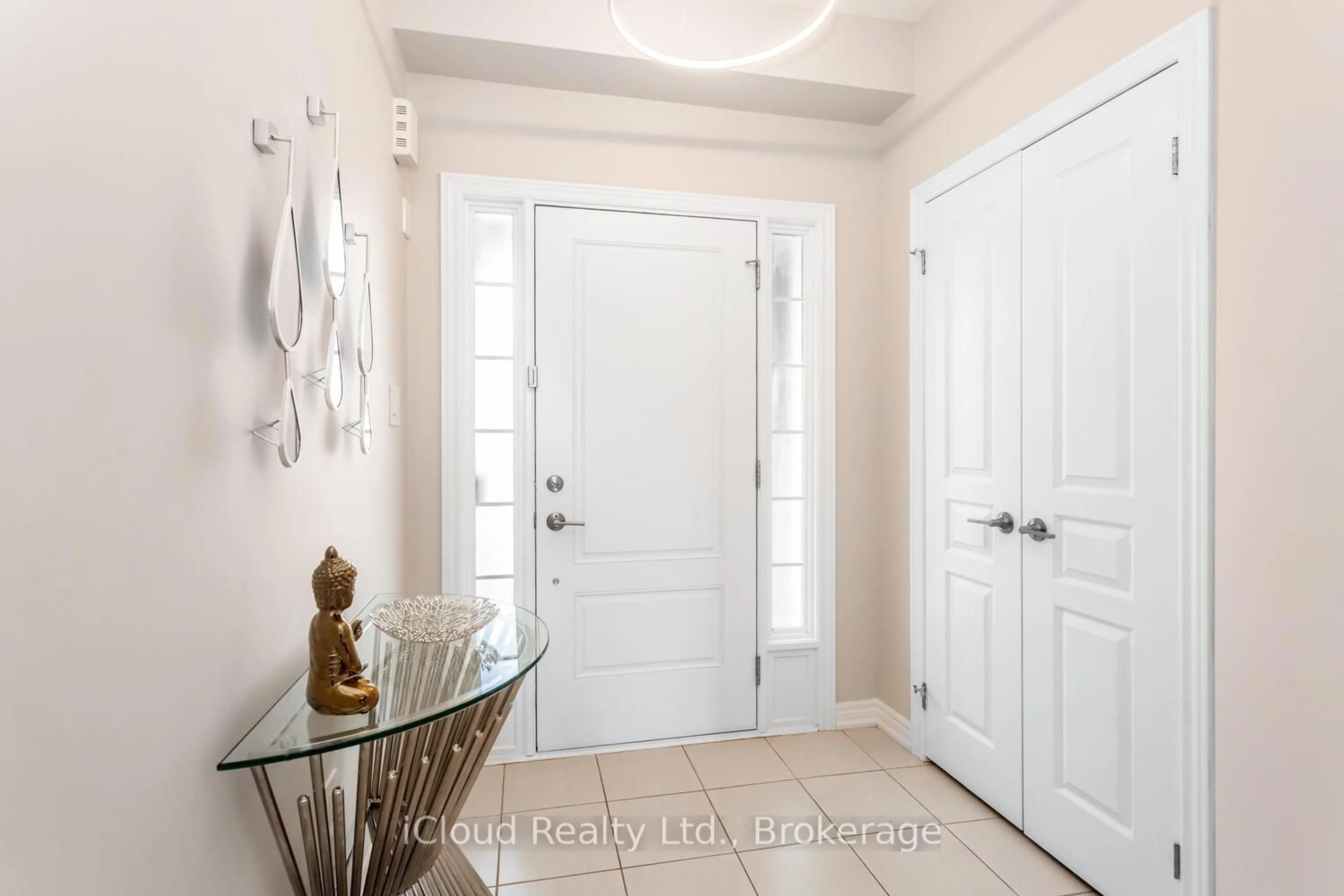 Indoor entryway for 16 Heaven Cres, Milton Ontario L9T 7K4