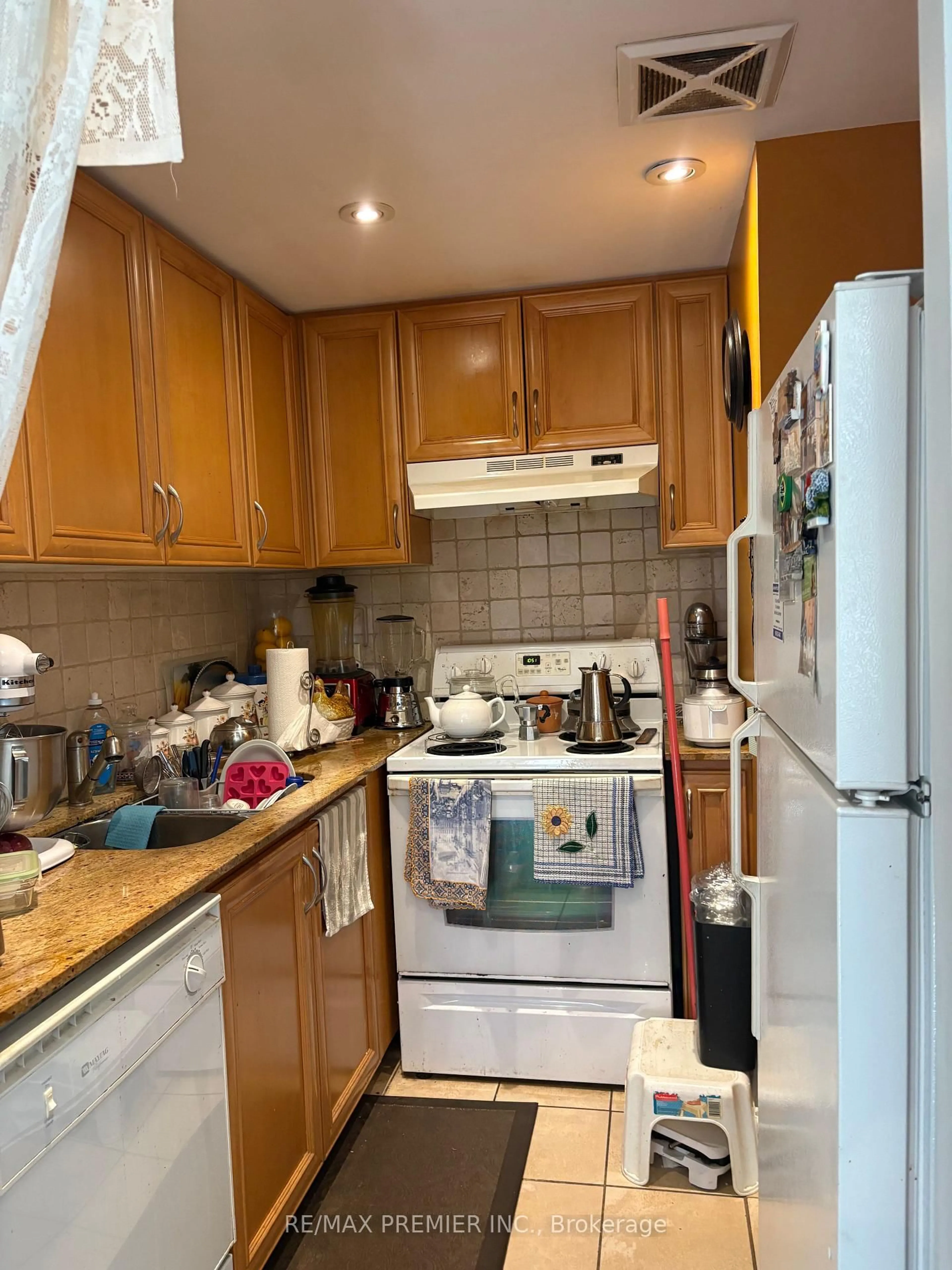 Standard kitchen, unknown for 2737 Keele St #610, Toronto Ontario M3M 2E9
