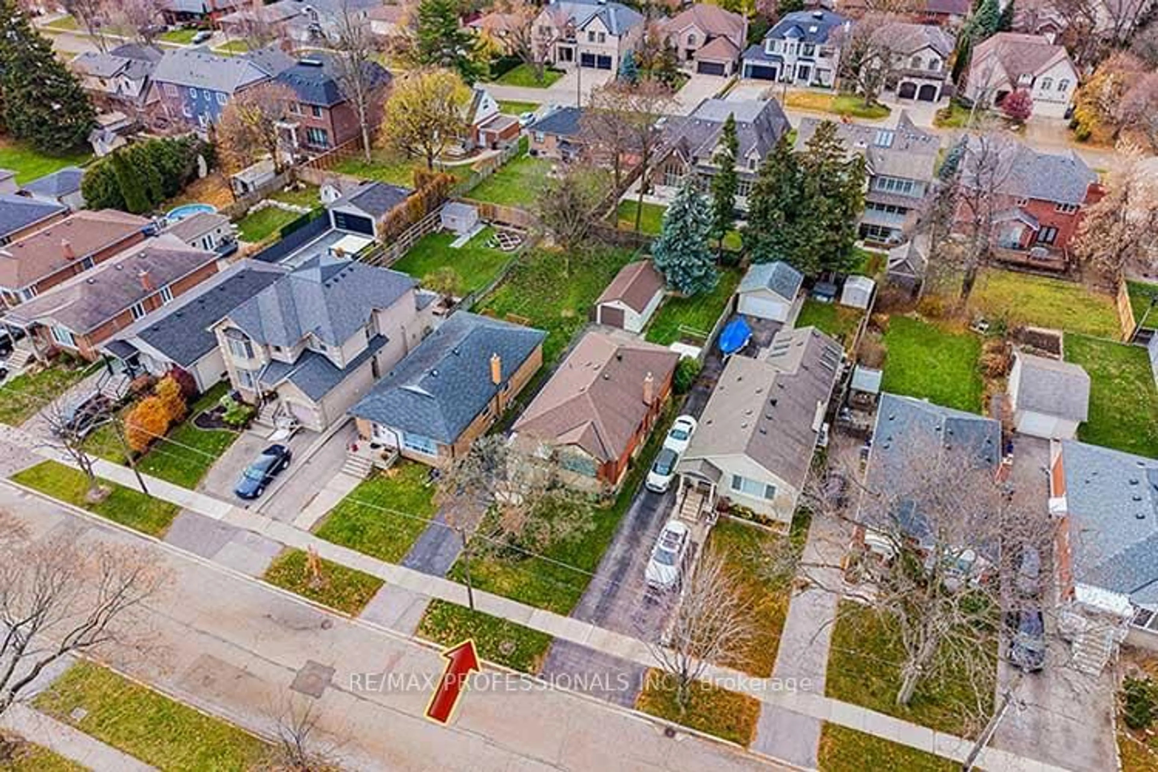 A pic from outside/outdoor area/front of a property/back of a property/a pic from drone, street for 32 Northampton Dr, Toronto Ontario M9B 4S6