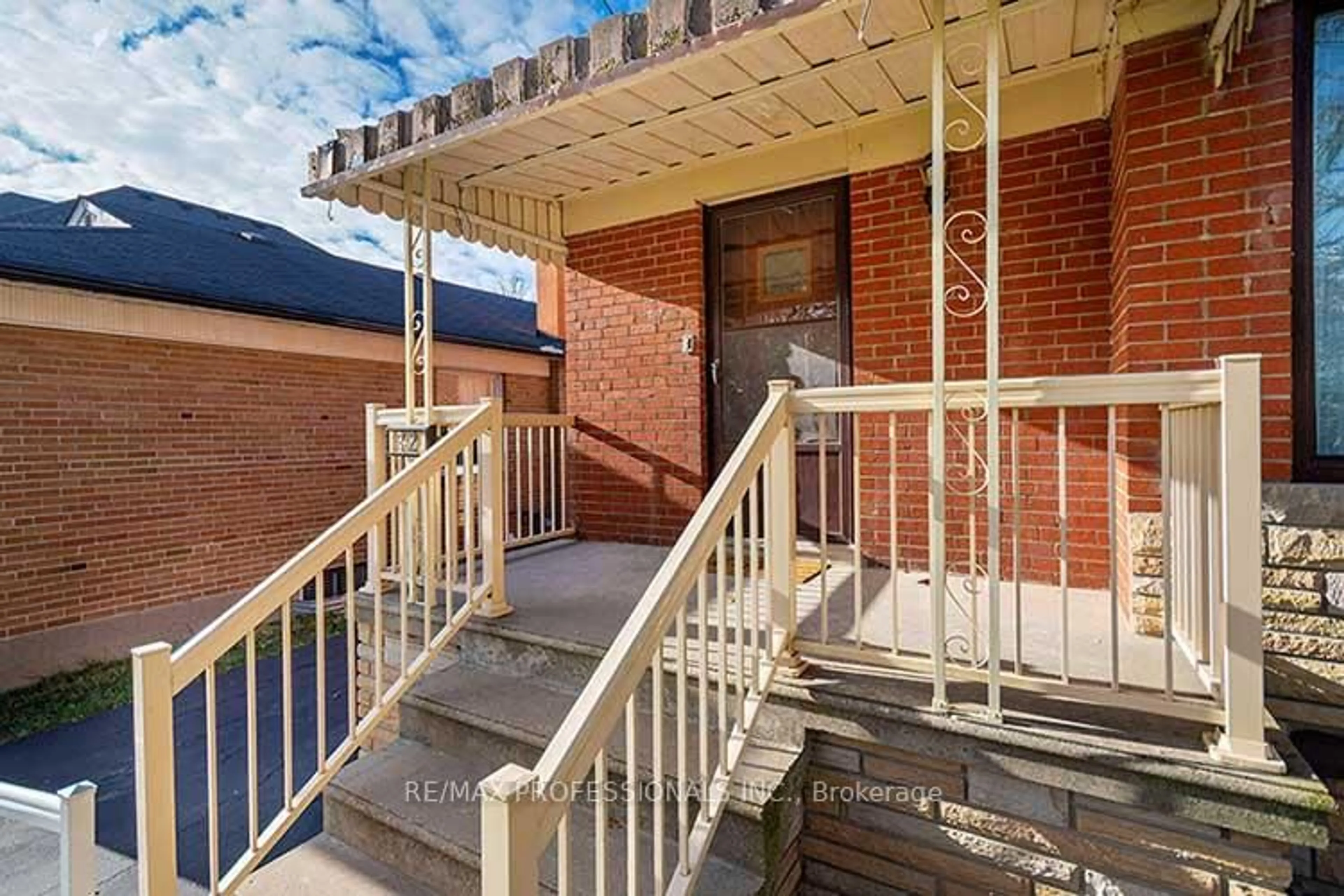 Patio, building for 32 Northampton Dr, Toronto Ontario M9B 4S6