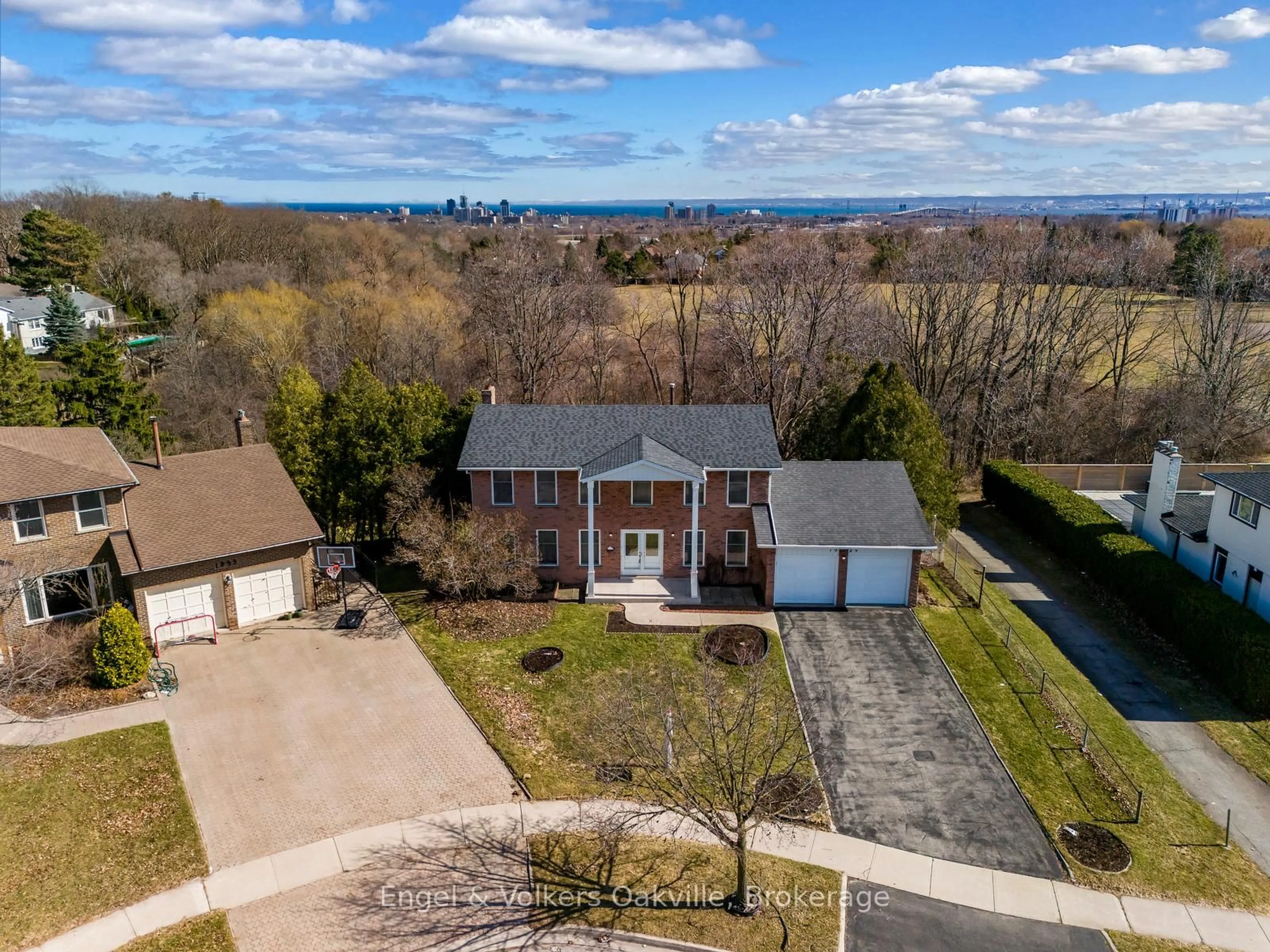 A pic from outside/outdoor area/front of a property/back of a property/a pic from drone, unknown for 1929 Fieldgate Dr, Burlington Ontario L7P 3H4