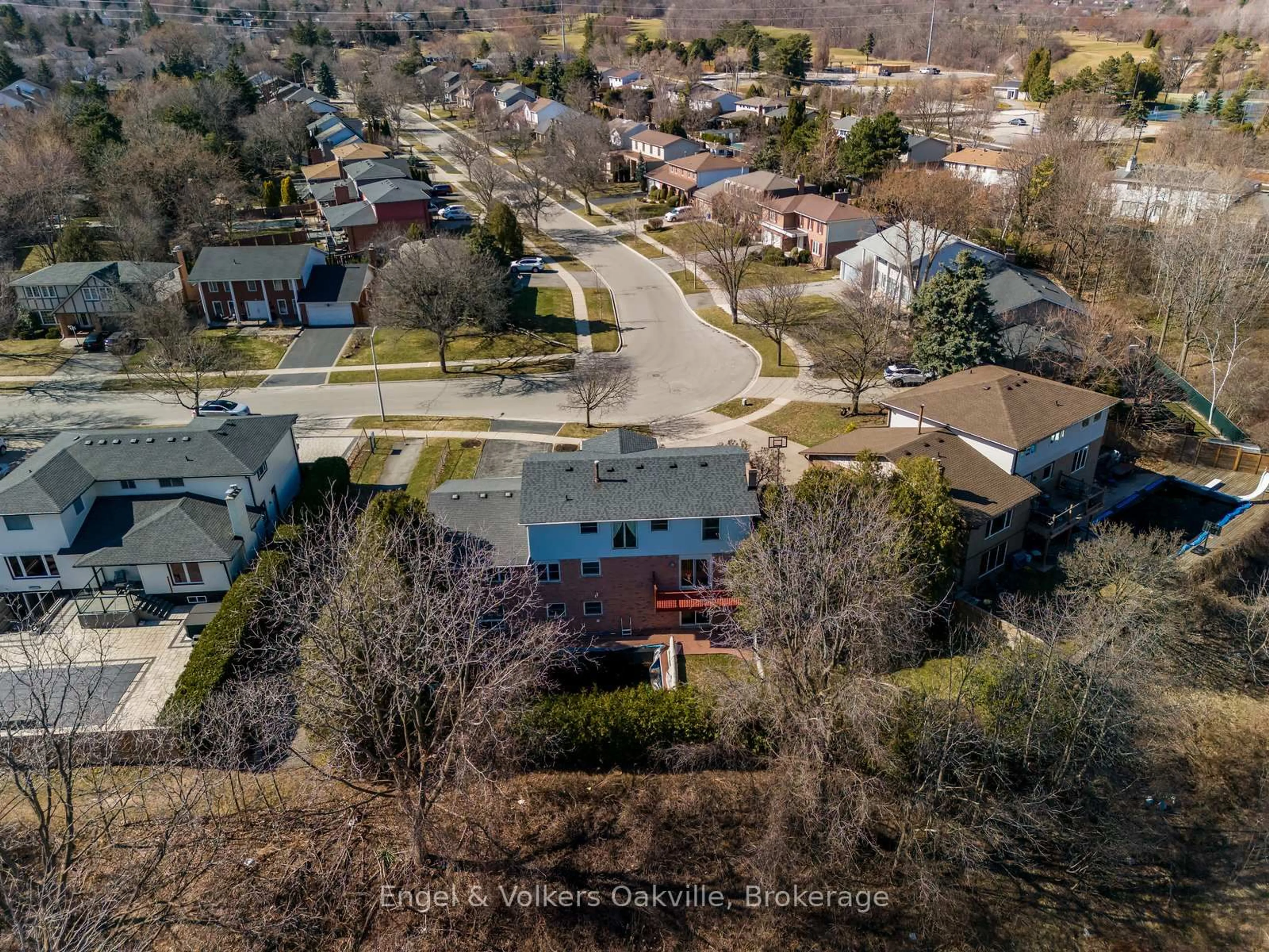 A pic from outside/outdoor area/front of a property/back of a property/a pic from drone, street for 1929 Fieldgate Dr, Burlington Ontario L7P 3H4