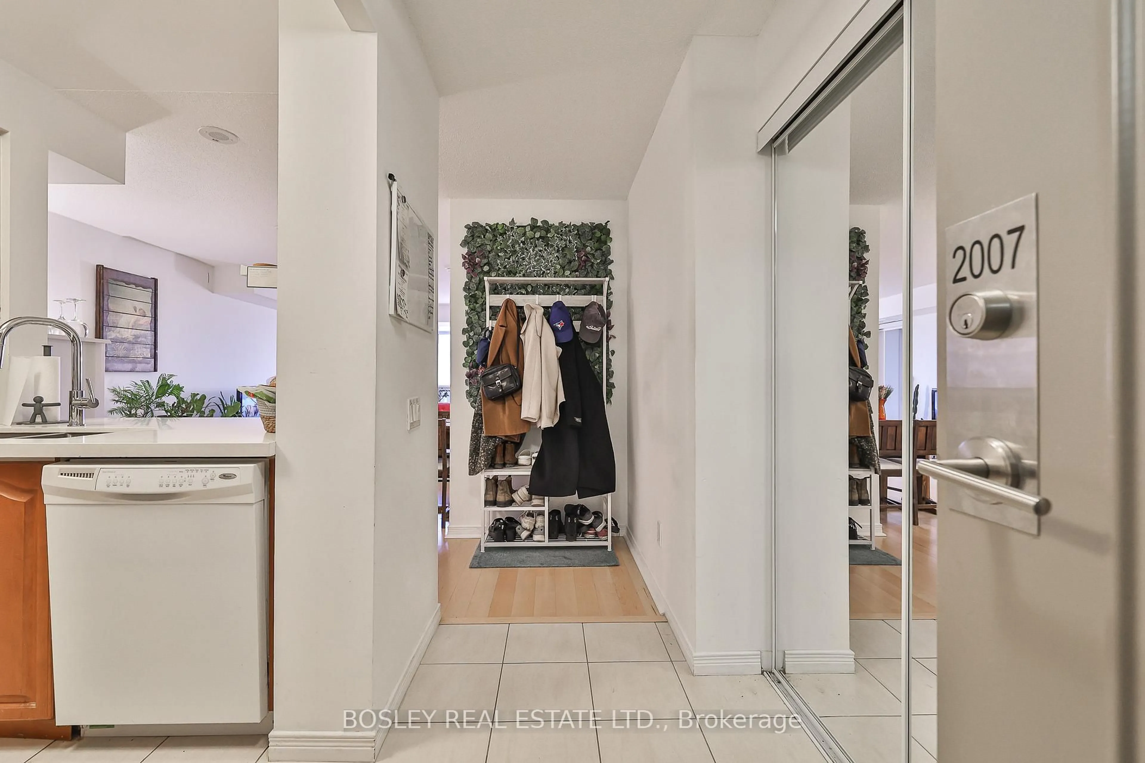 Indoor entryway for 60 Heintzman St #2007, Toronto Ontario M6P 5A1