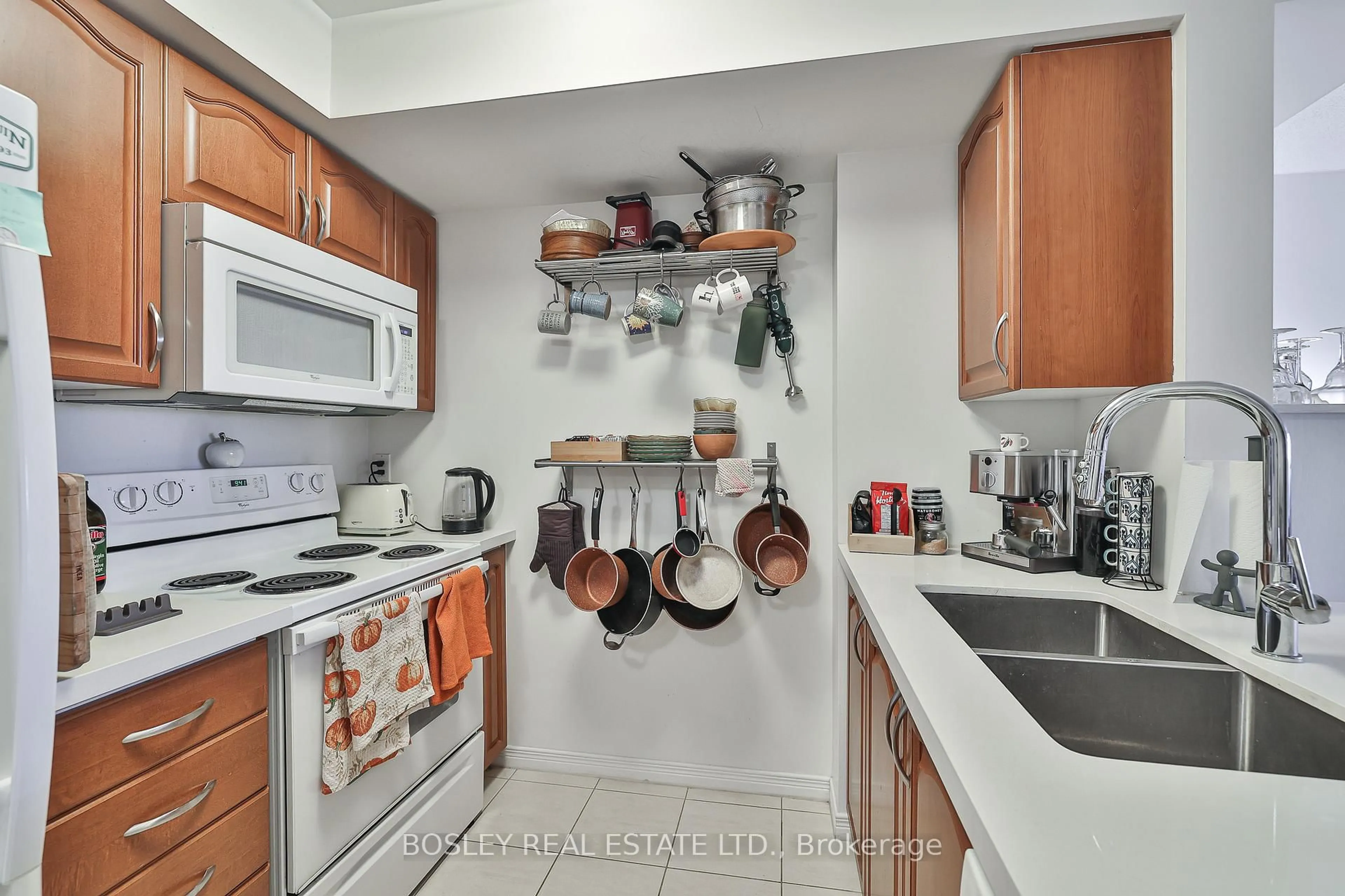 Standard kitchen, ceramic/tile floor for 60 Heintzman St #2007, Toronto Ontario M6P 5A1