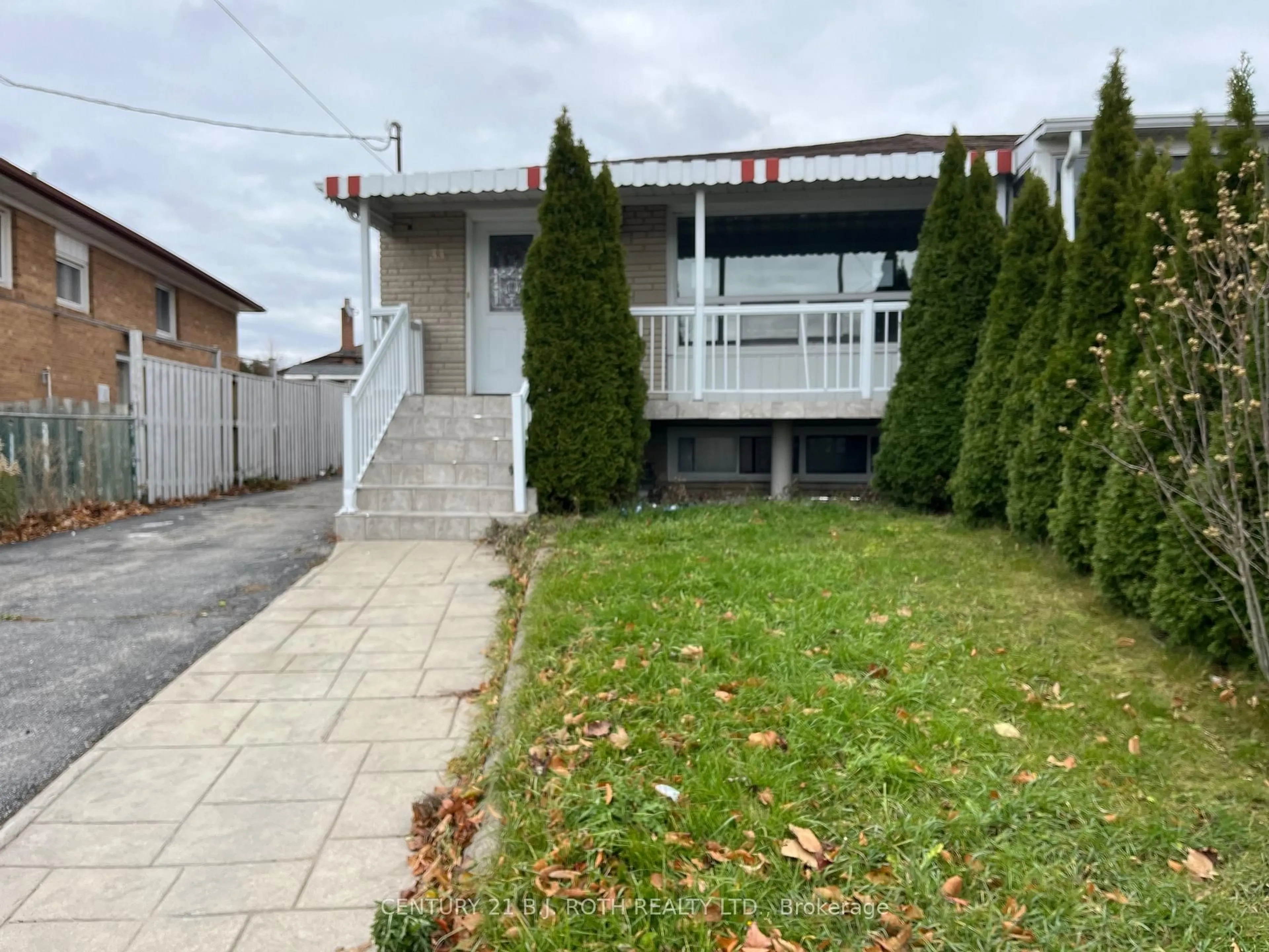 A pic from outside/outdoor area/front of a property/back of a property/a pic from drone, street for 33 Bimini Cres, Toronto Ontario M3N 1S1