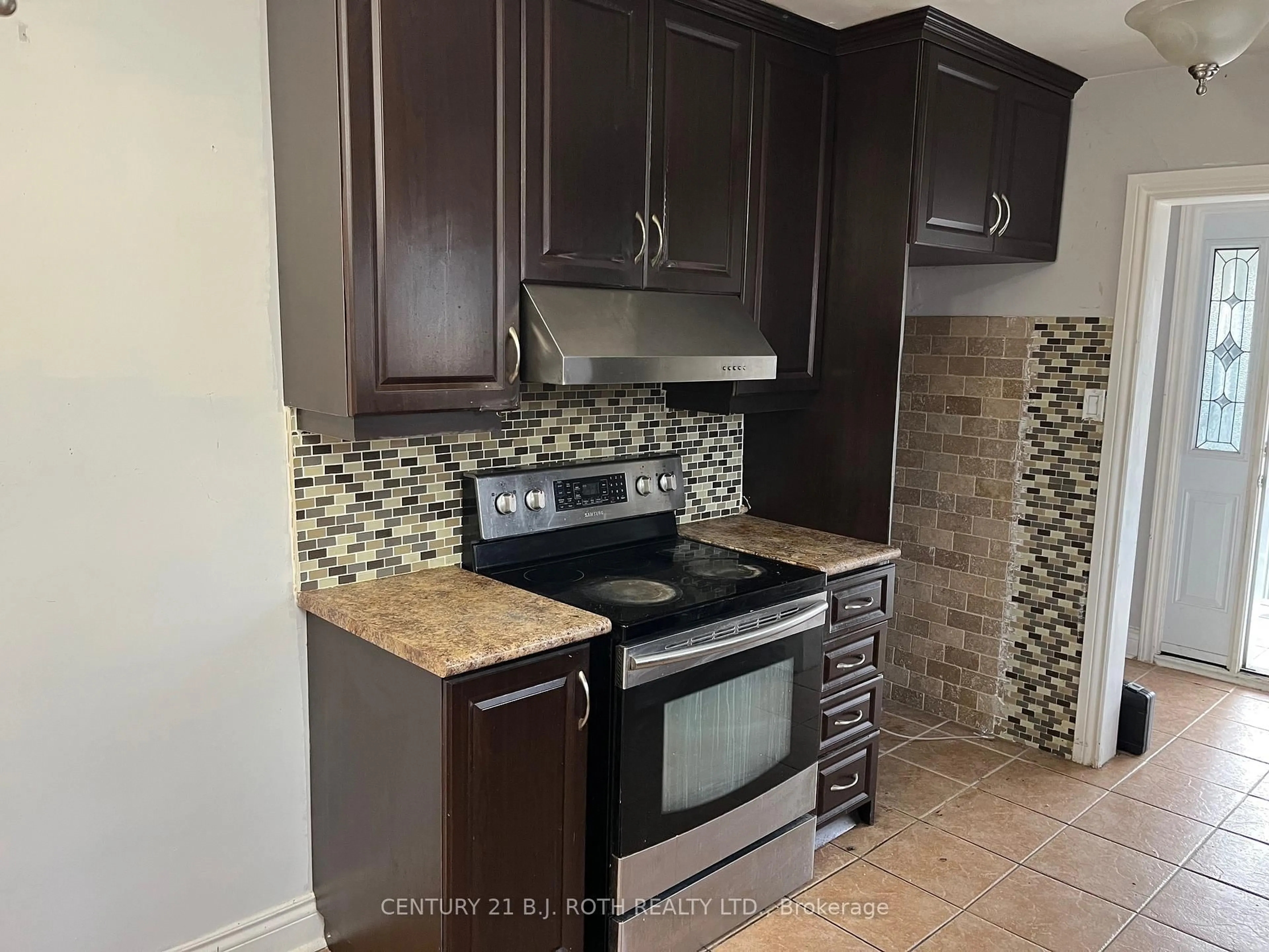 Standard kitchen, ceramic/tile floor for 33 Bimini Cres, Toronto Ontario M3N 1S1