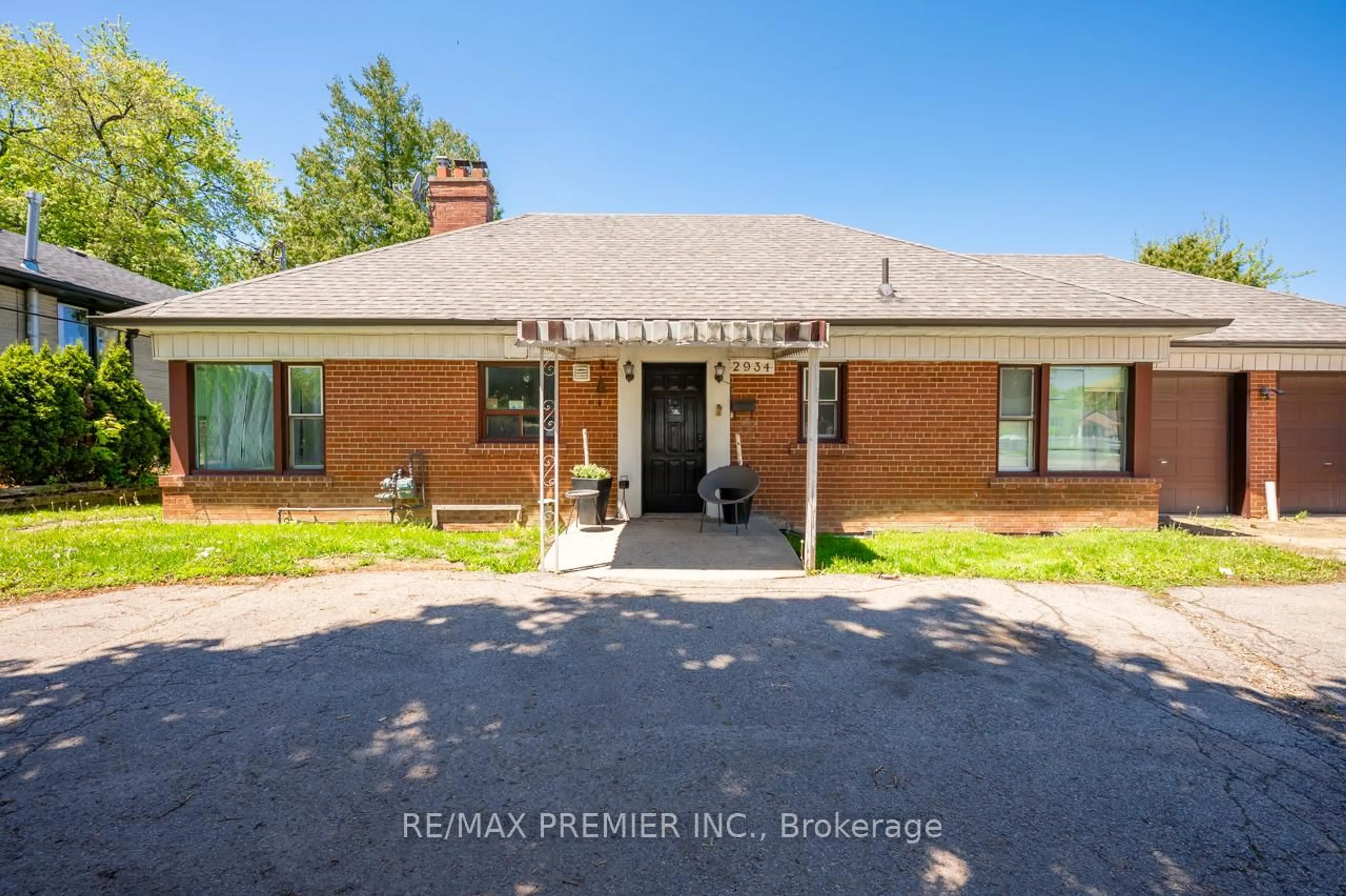 Home with brick exterior material, unknown for 2934 Weston Rd, Toronto Ontario M9M 2S7