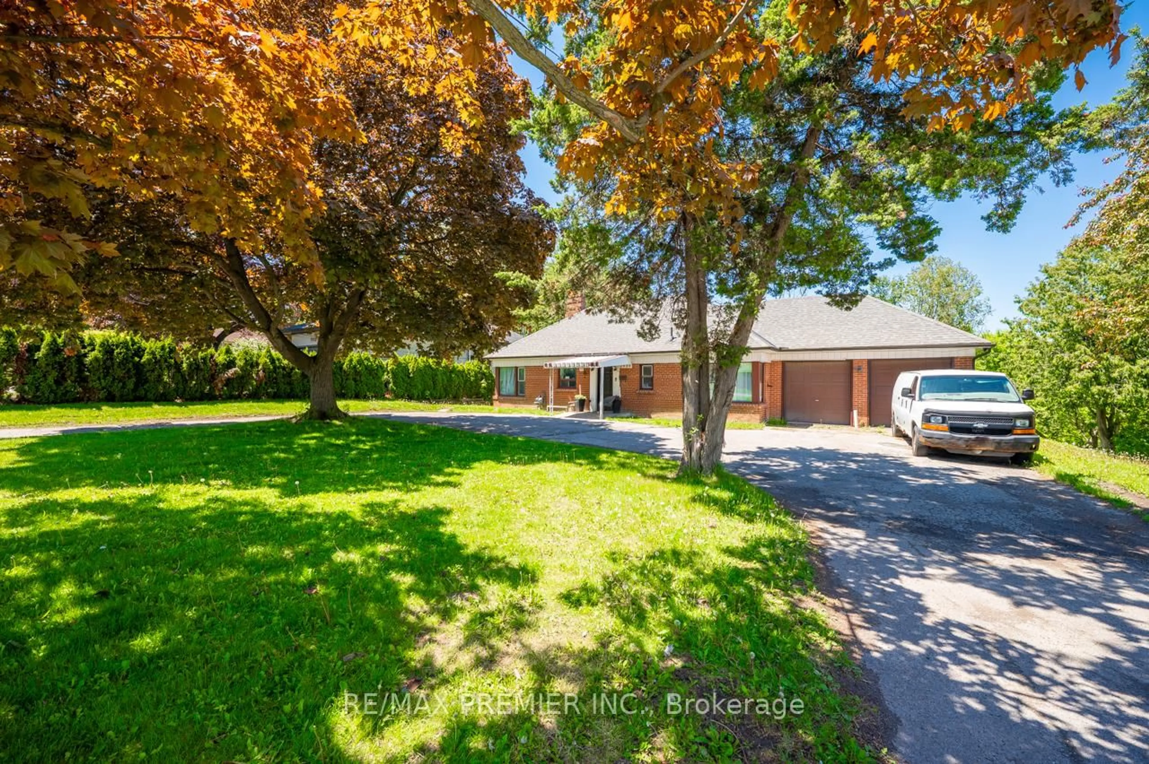 A pic from outside/outdoor area/front of a property/back of a property/a pic from drone, street for 2934 Weston Rd, Toronto Ontario M9M 2S7