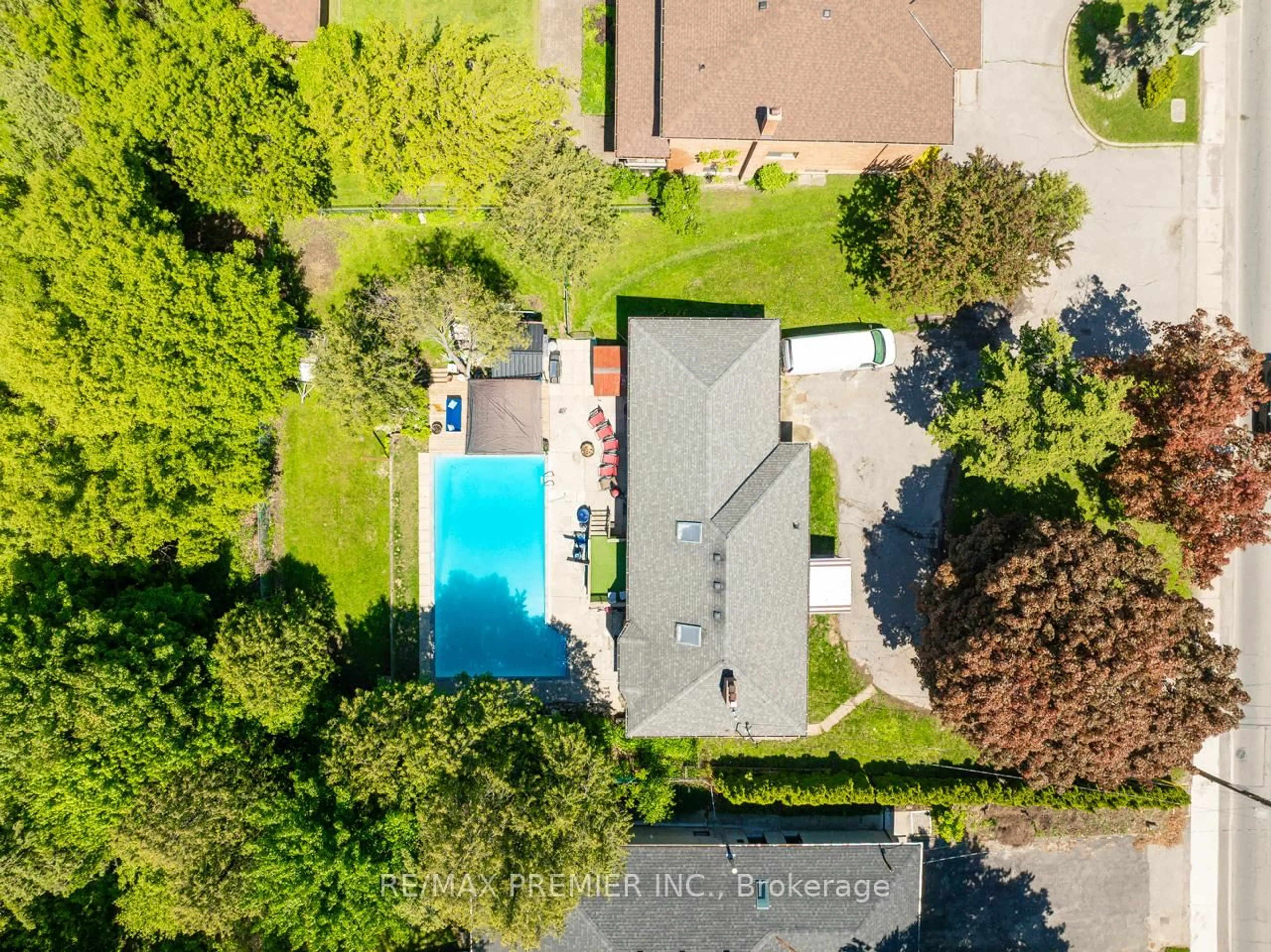A pic from outside/outdoor area/front of a property/back of a property/a pic from drone, street for 2934 Weston Rd, Toronto Ontario M9M 2S7