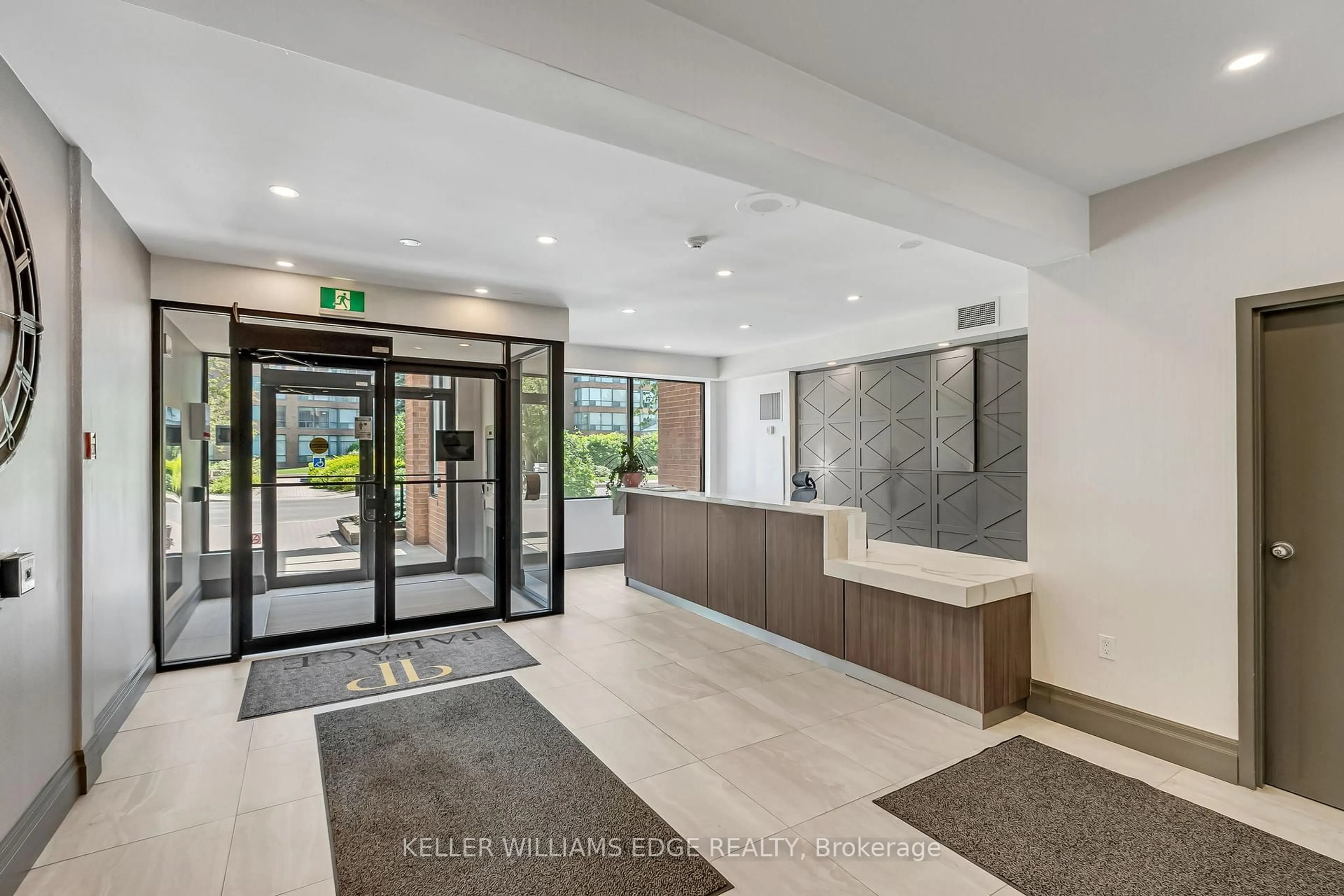 Indoor foyer for 1270 Maple Crossing Blvd #404, Burlington Ontario L7S 2J3