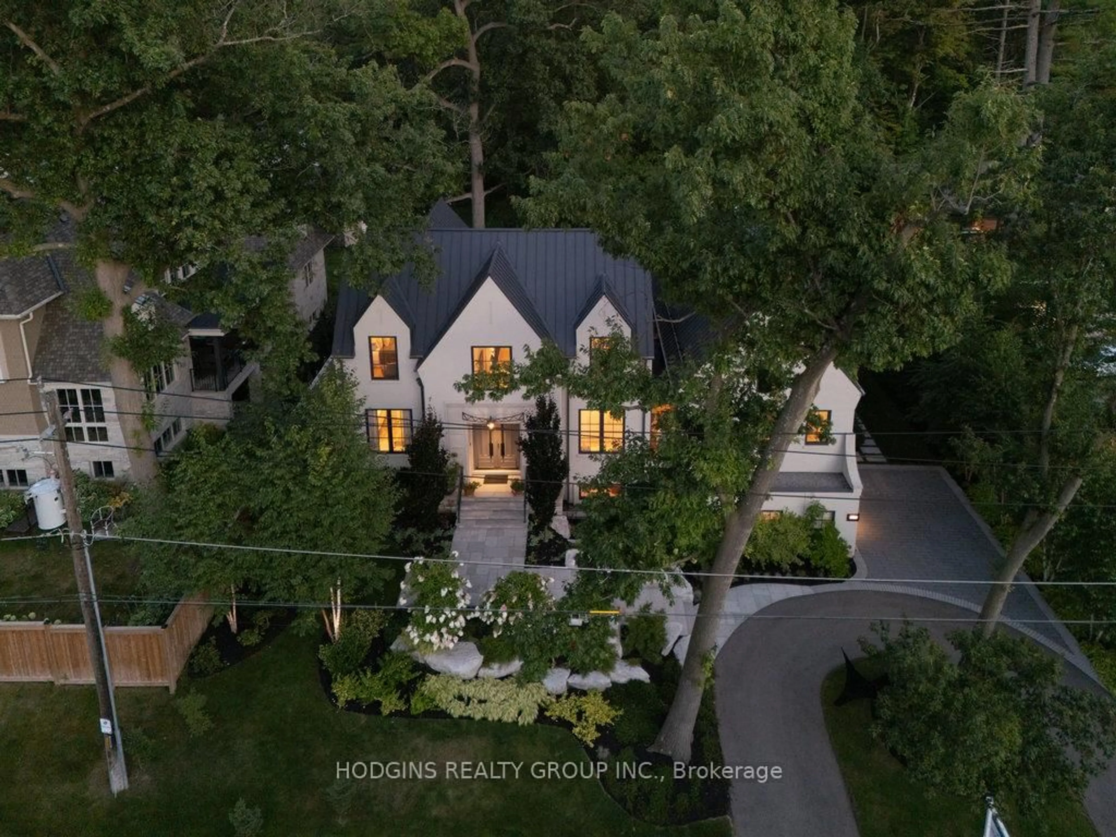 A pic from outside/outdoor area/front of a property/back of a property/a pic from drone, unknown for 238 Mineola Rd, Mississauga Ontario L5G 2C9