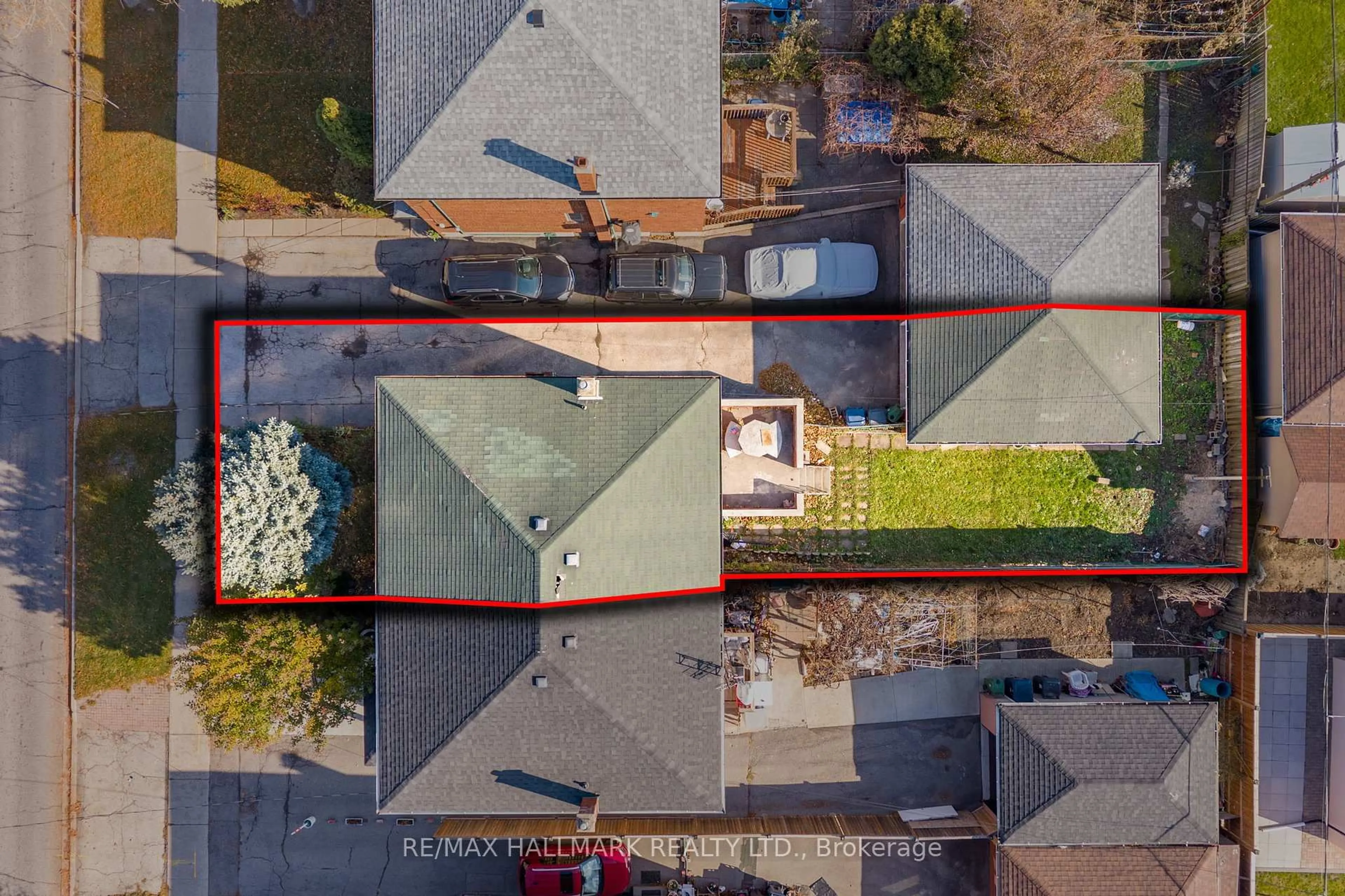 A pic from outside/outdoor area/front of a property/back of a property/a pic from drone, street for 25 Falstaff Ave, Toronto Ontario M6L 2C6