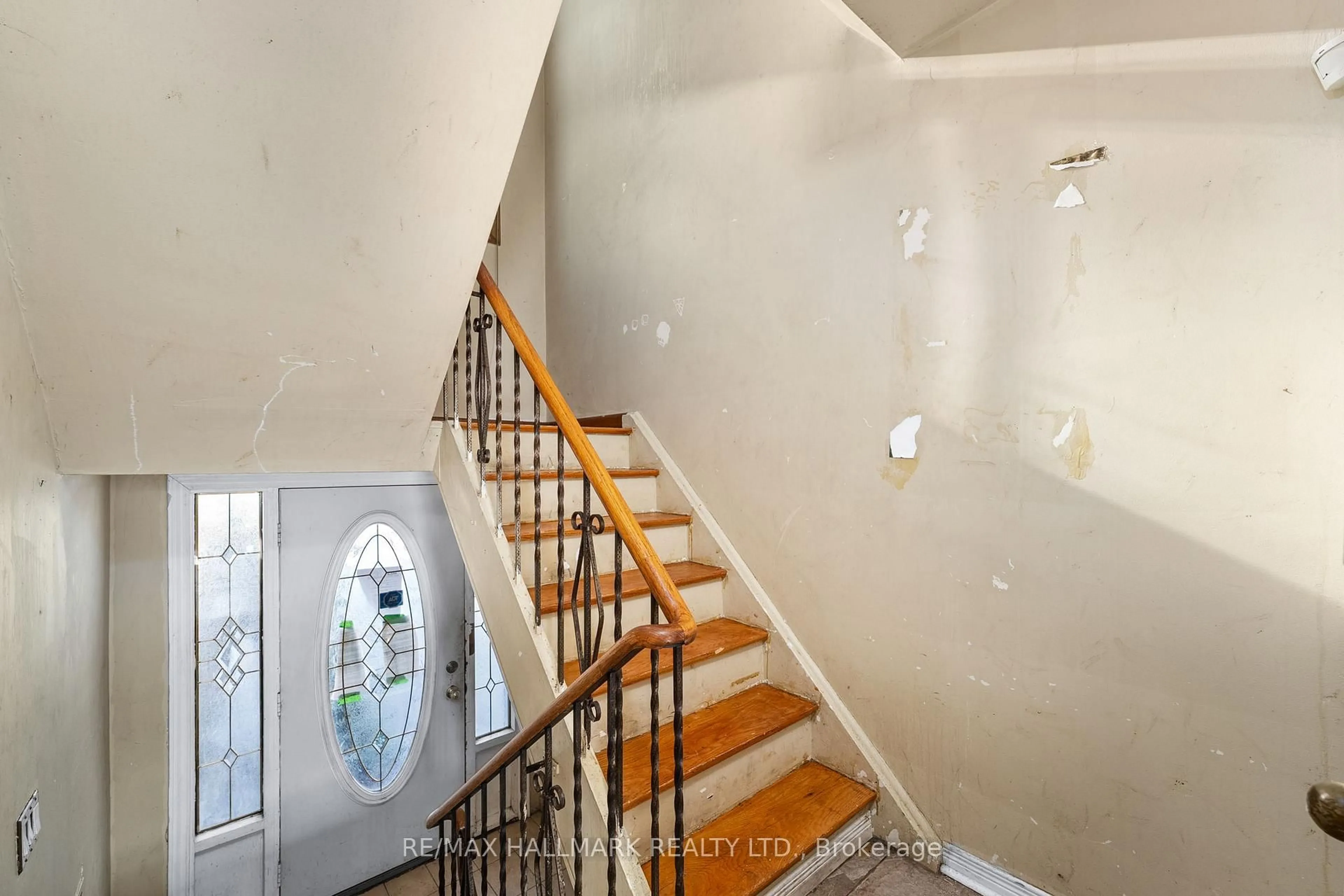 Stairs for 25 Falstaff Ave, Toronto Ontario M6L 2C6