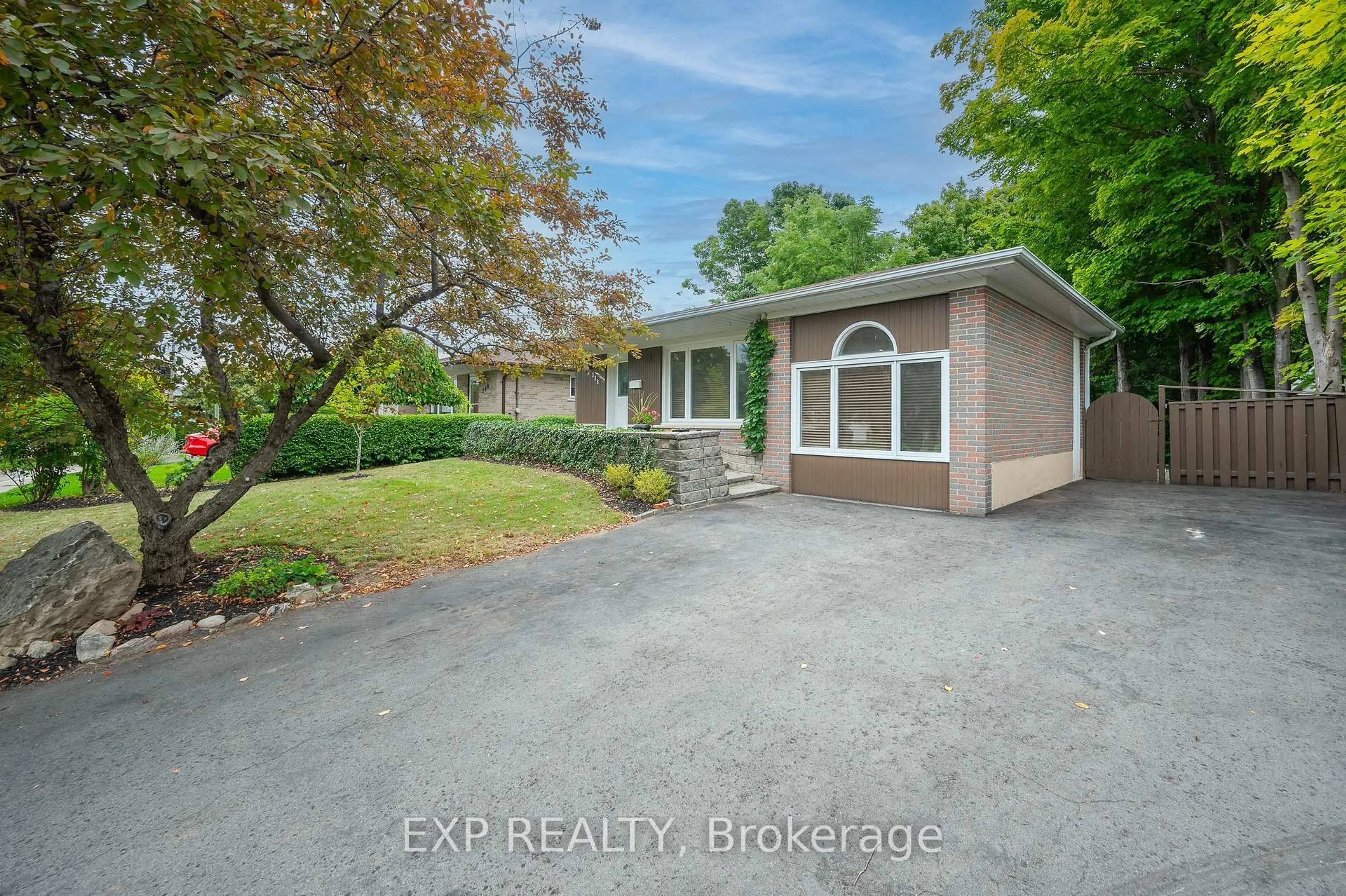 A pic from outside/outdoor area/front of a property/back of a property/a pic from drone, street for 338 Delrex Blvd, Halton Hills Ontario L7G 4H4