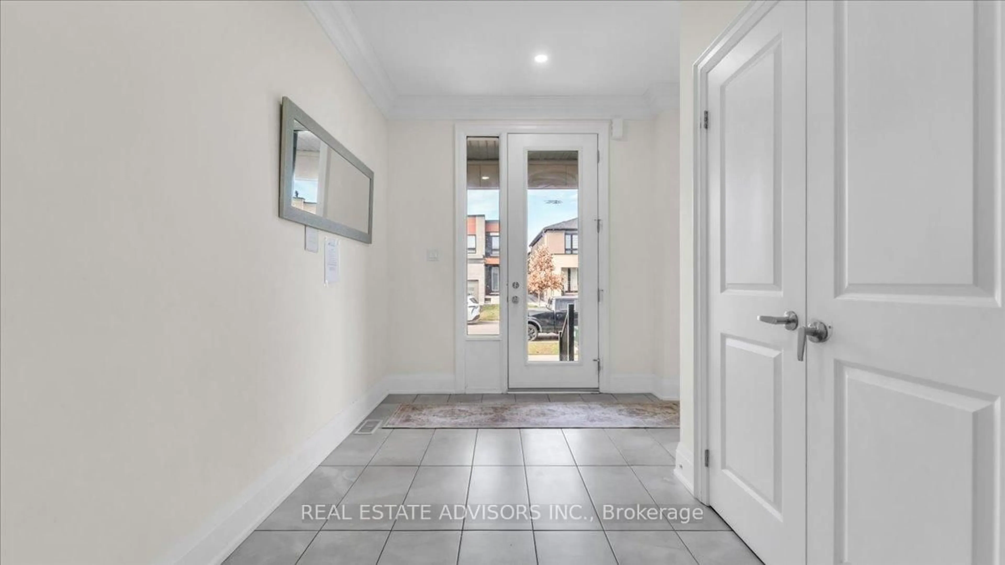 Indoor entryway for 7 Ferdinand Dr, Brampton Ontario L6Y 0E4