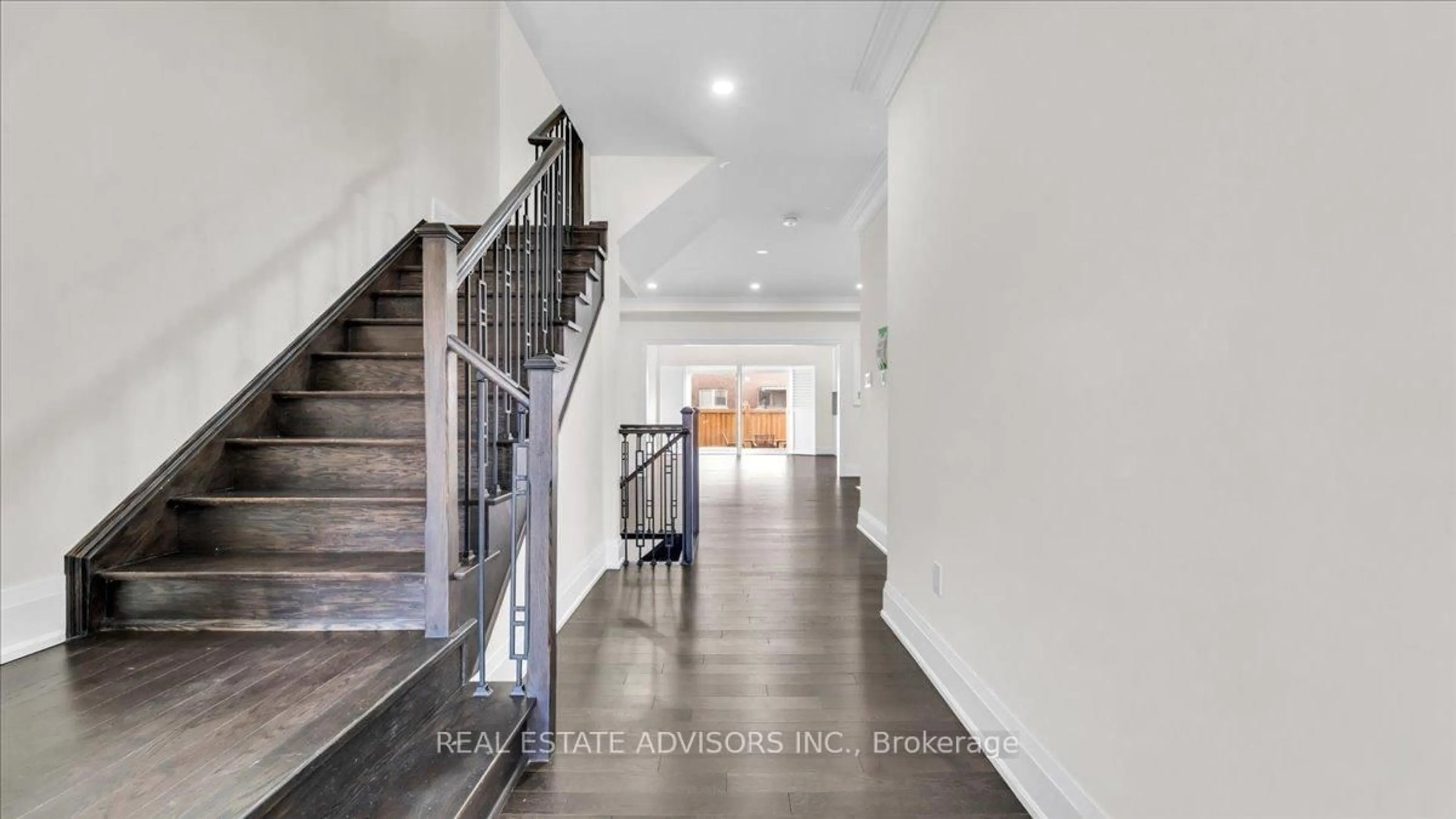 Indoor foyer for 7 Ferdinand Dr, Brampton Ontario L6Y 0E4