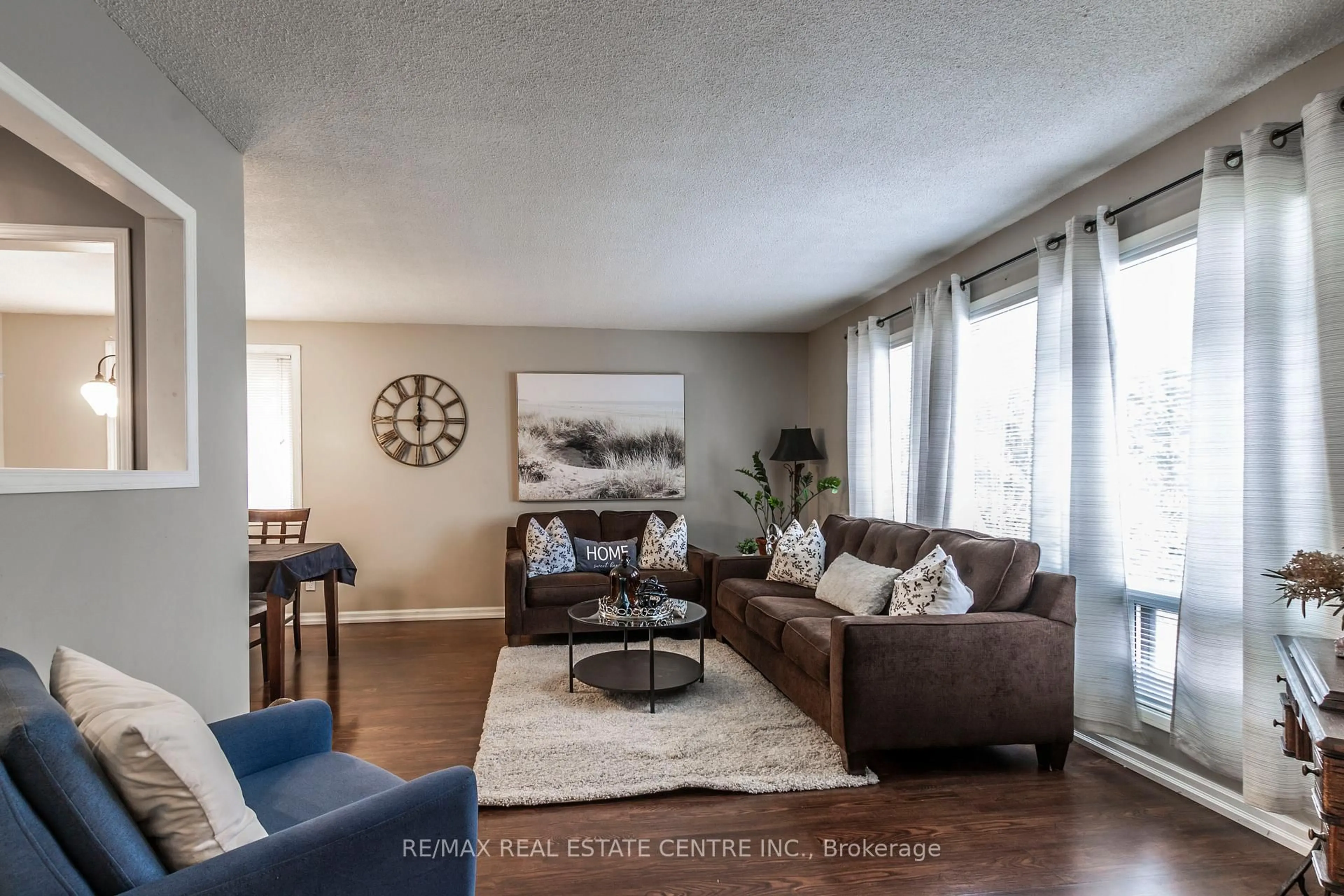 Living room with furniture, unknown for 34 Milton Heights Cres, Milton Ontario L9T 2W7