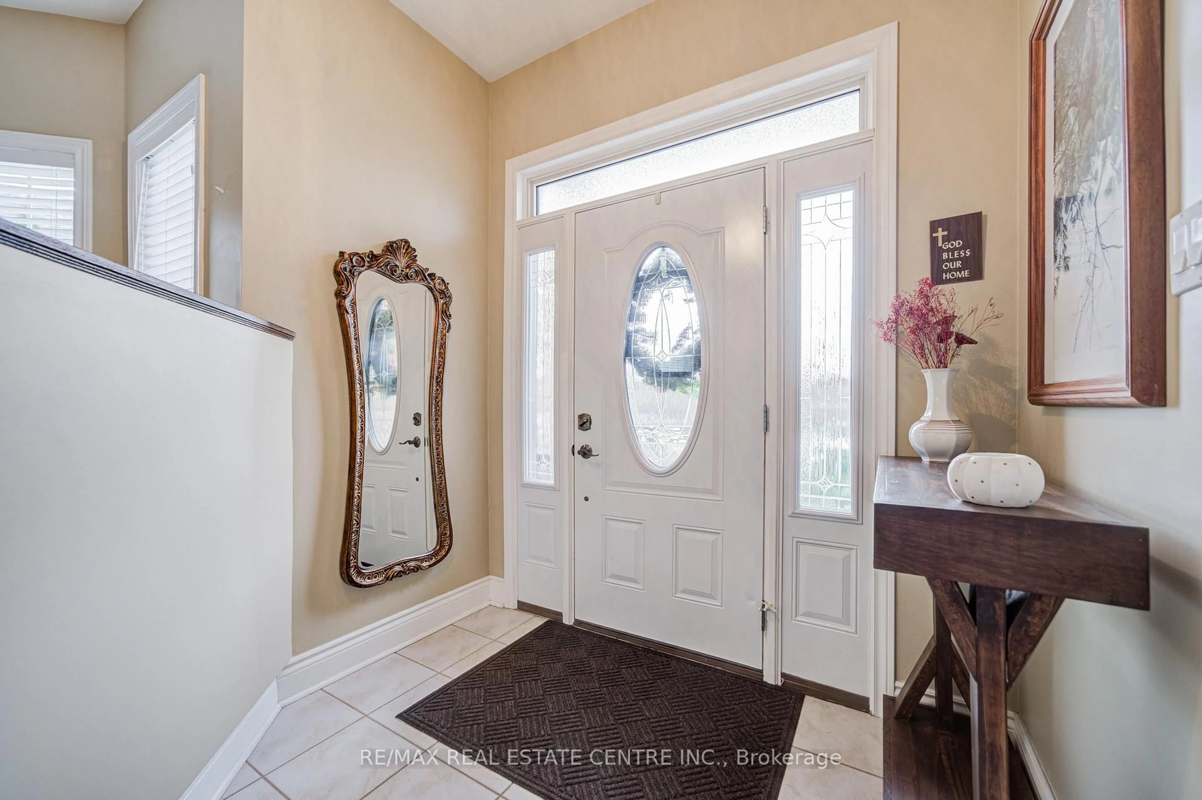 Indoor entryway for 7 Carmichael Crt, Caledon Ontario L7E 2L8