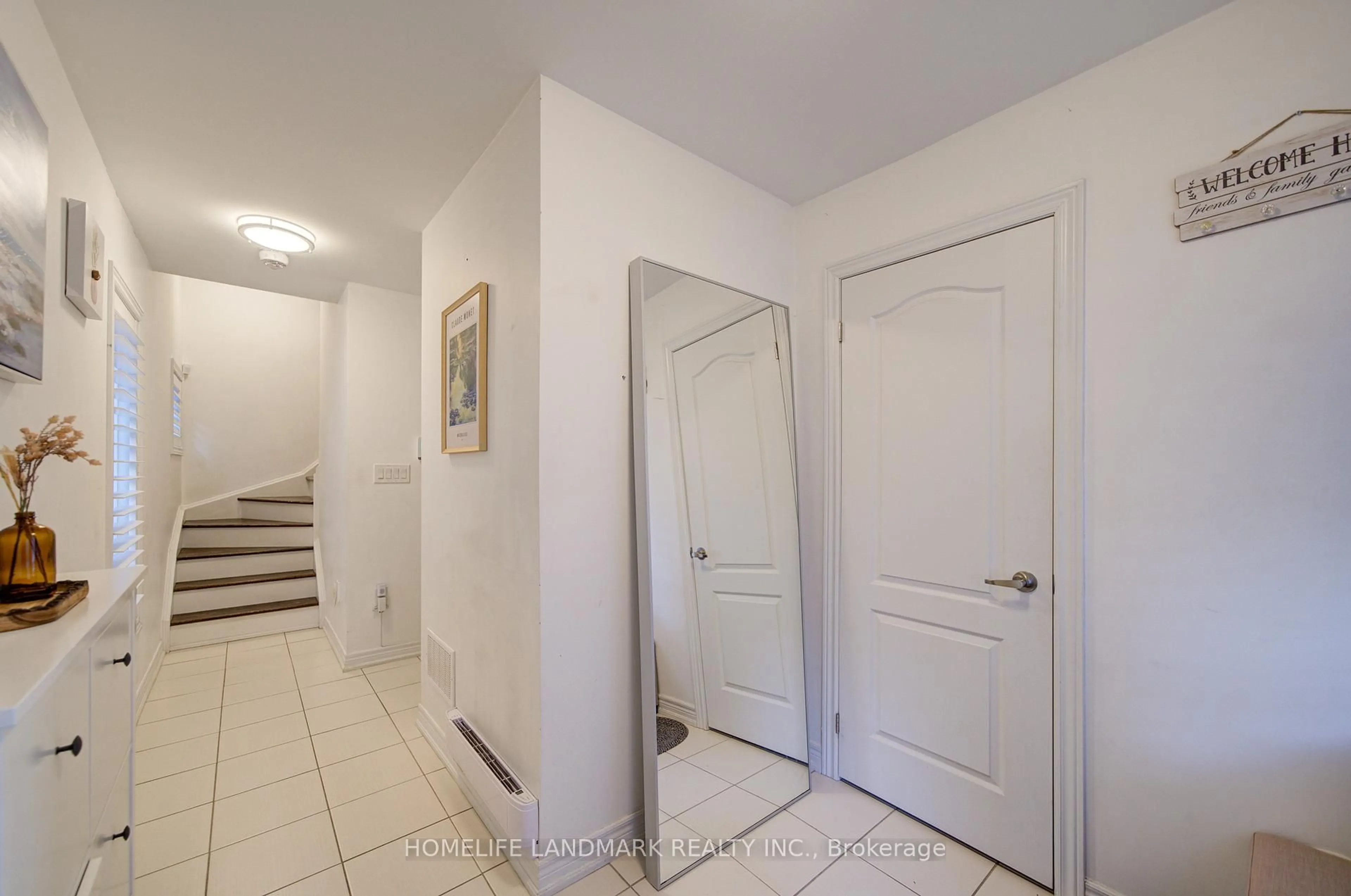 Indoor entryway for 2435 Greenwich Dr #71, Oakville Ontario L6M 0S4