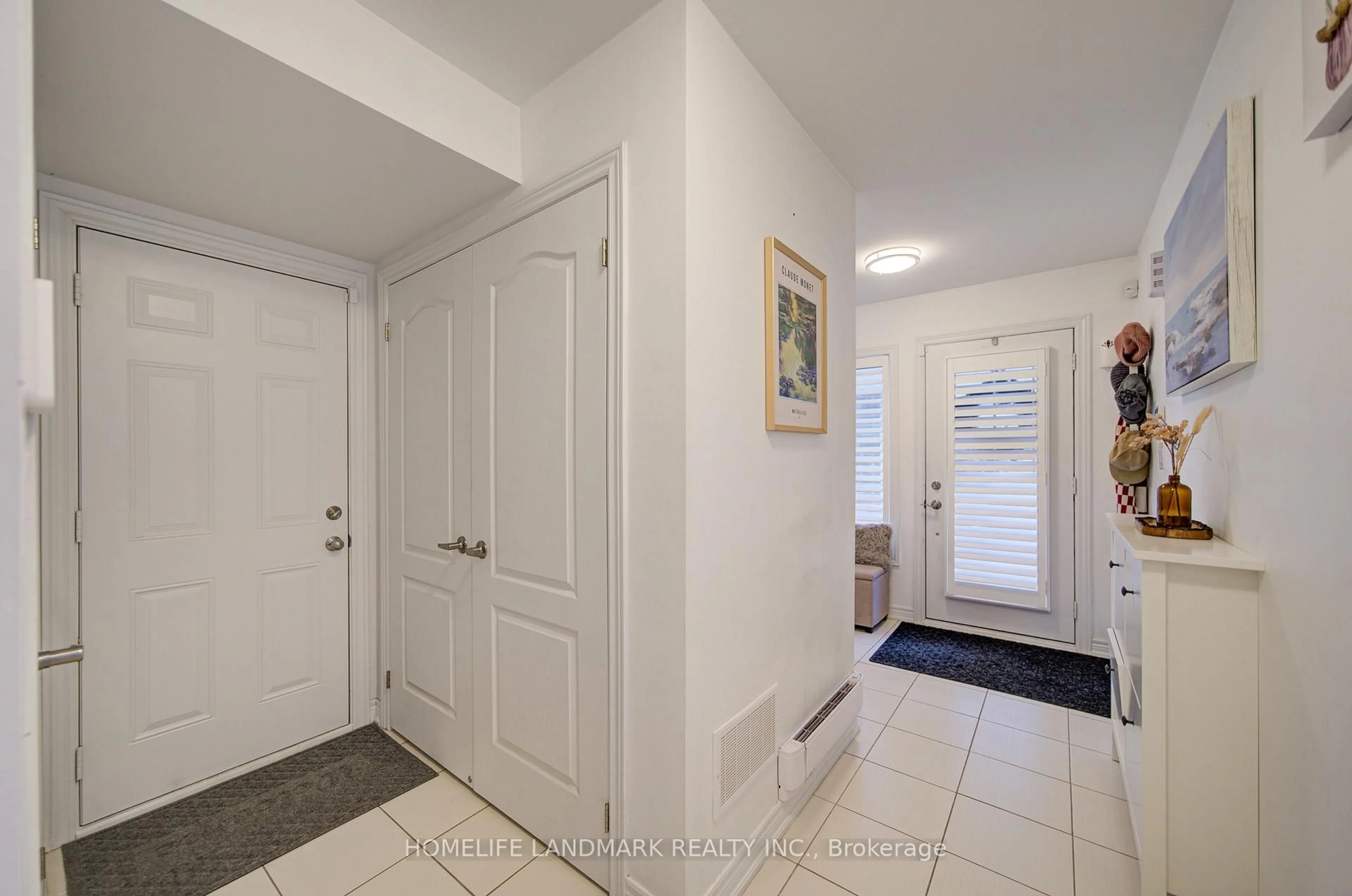 Indoor entryway for 2435 Greenwich Dr #71, Oakville Ontario L6M 0S4