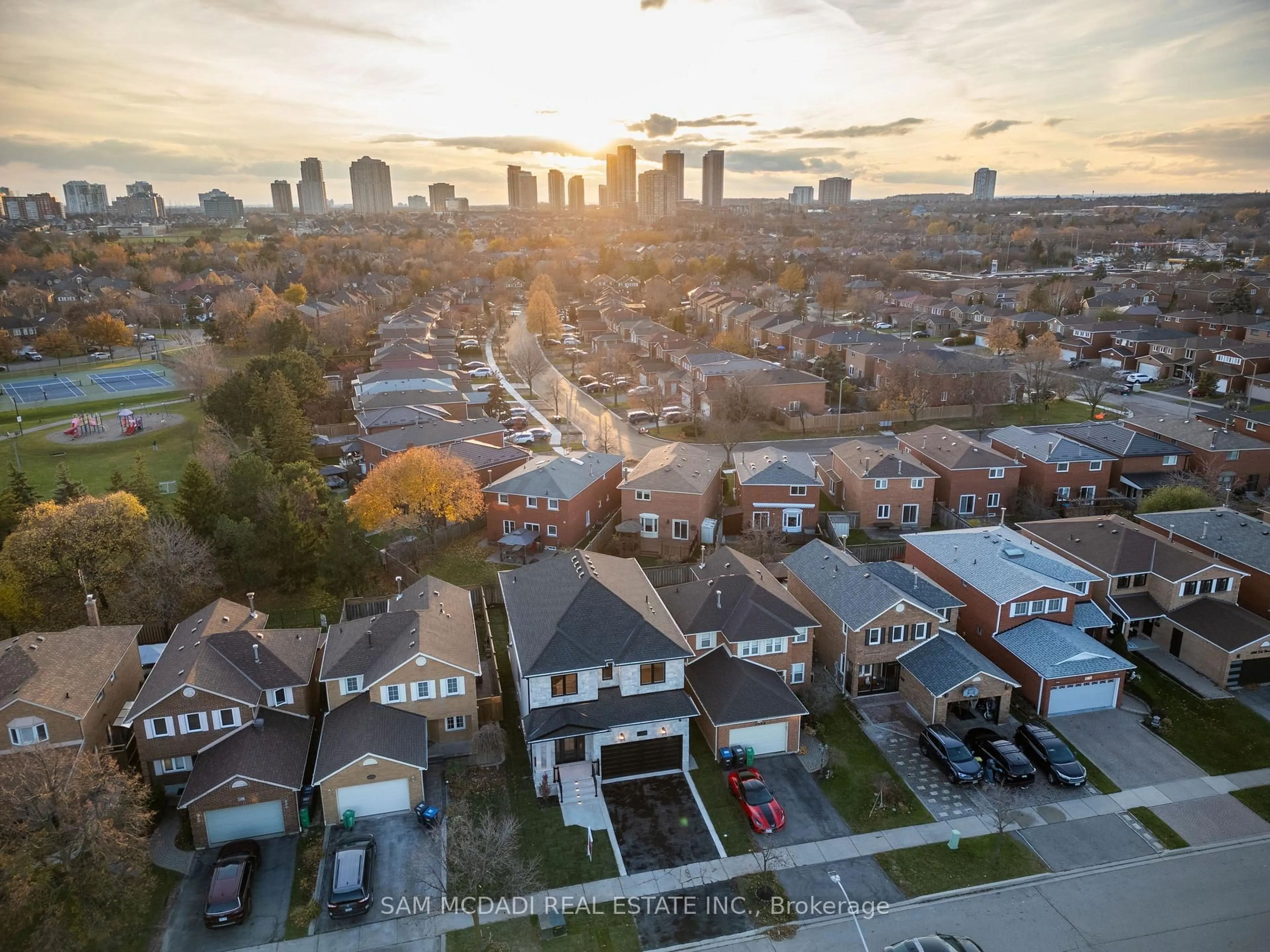 A pic from outside/outdoor area/front of a property/back of a property/a pic from drone, city buildings view from balcony for 4584 Full Moon Circ, Mississauga Ontario L4Z 2N6