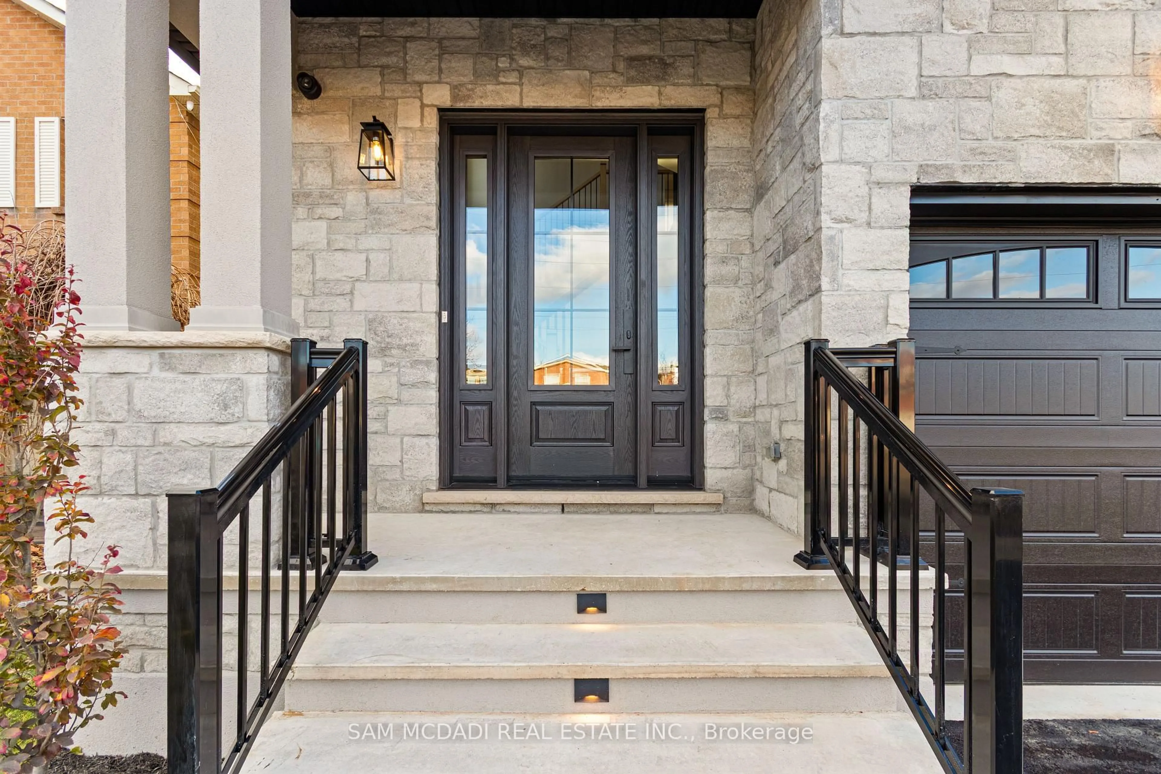 Indoor entryway for 4584 Full Moon Circ, Mississauga Ontario L4Z 2N6