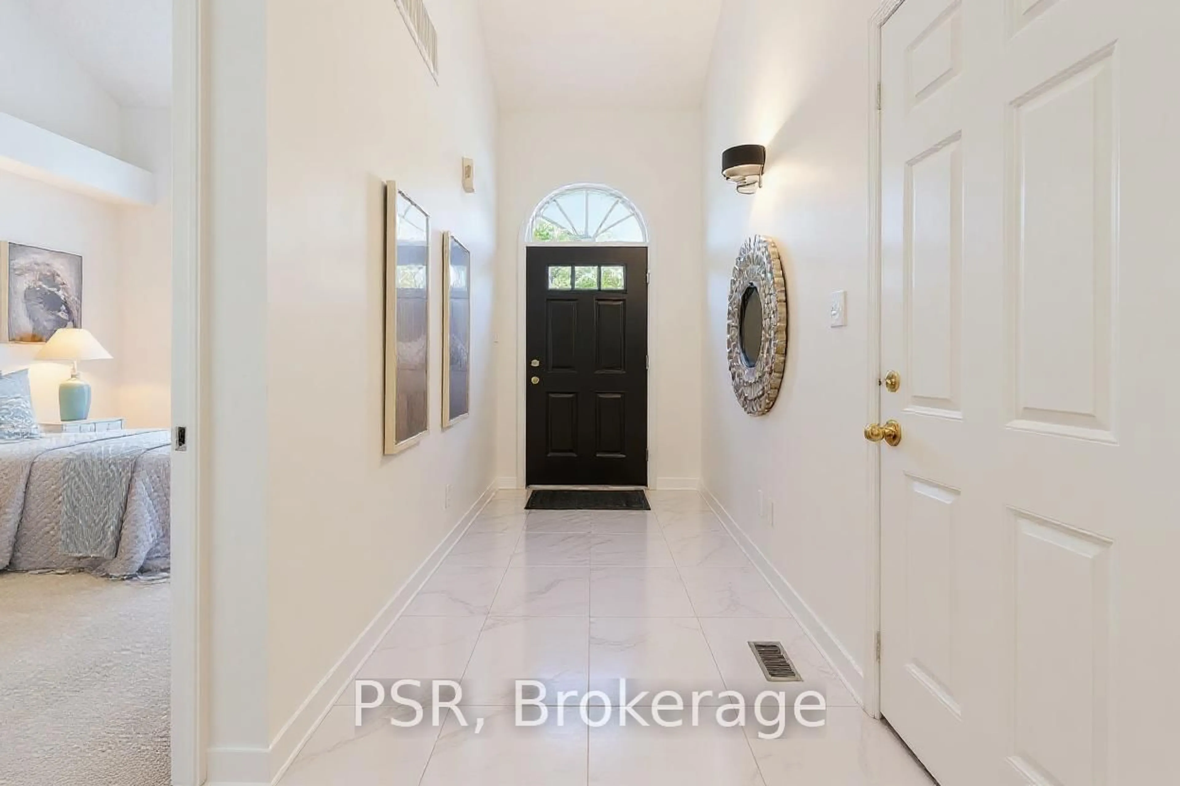 Indoor entryway for 1010 Cristina Crt #17, Mississauga Ontario L5J 4T7