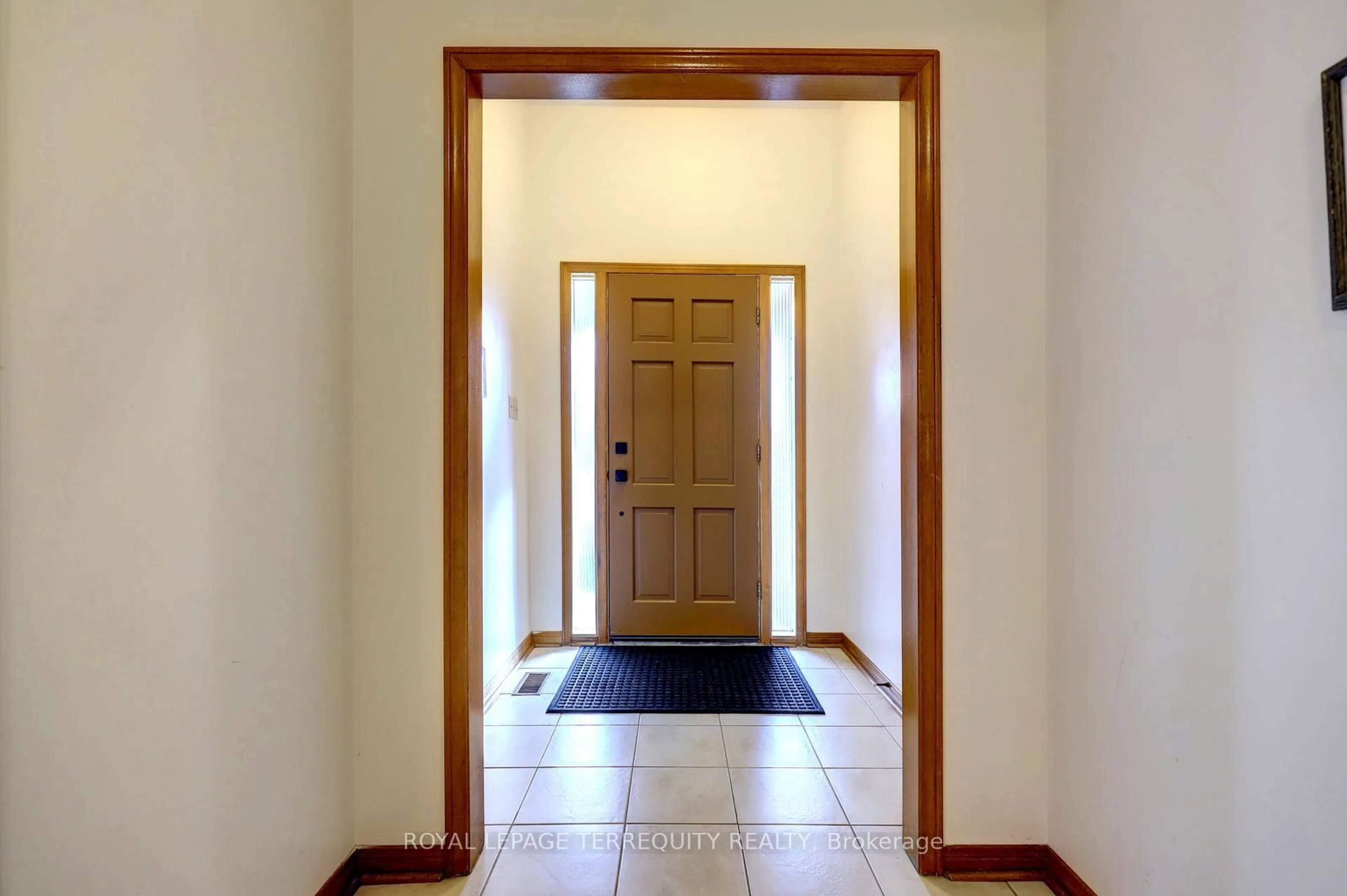 Indoor entryway for 7 Princeton Terr, Brampton Ontario L6S 3S4