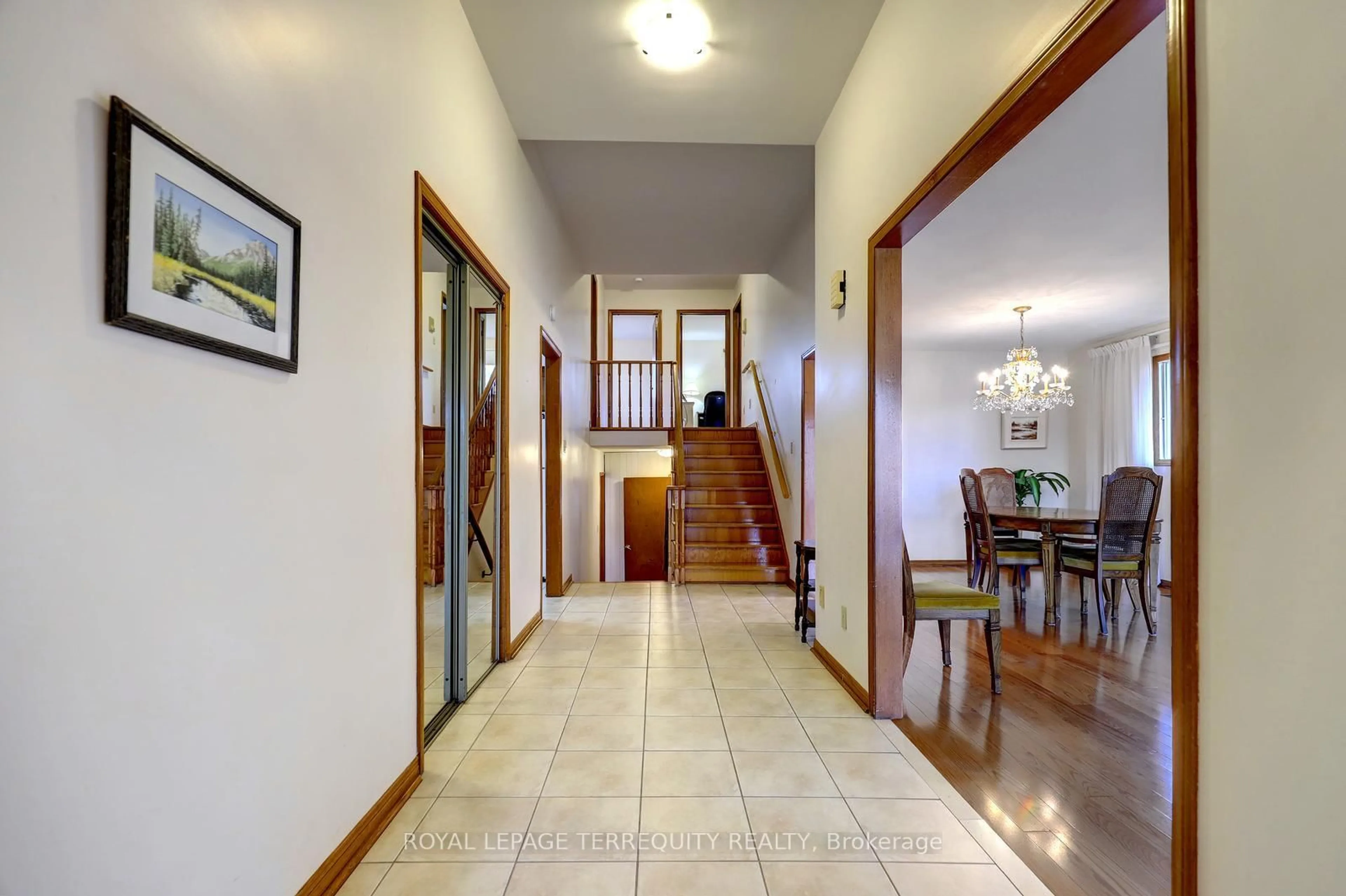 Indoor foyer for 7 Princeton Terr, Brampton Ontario L6S 3S4