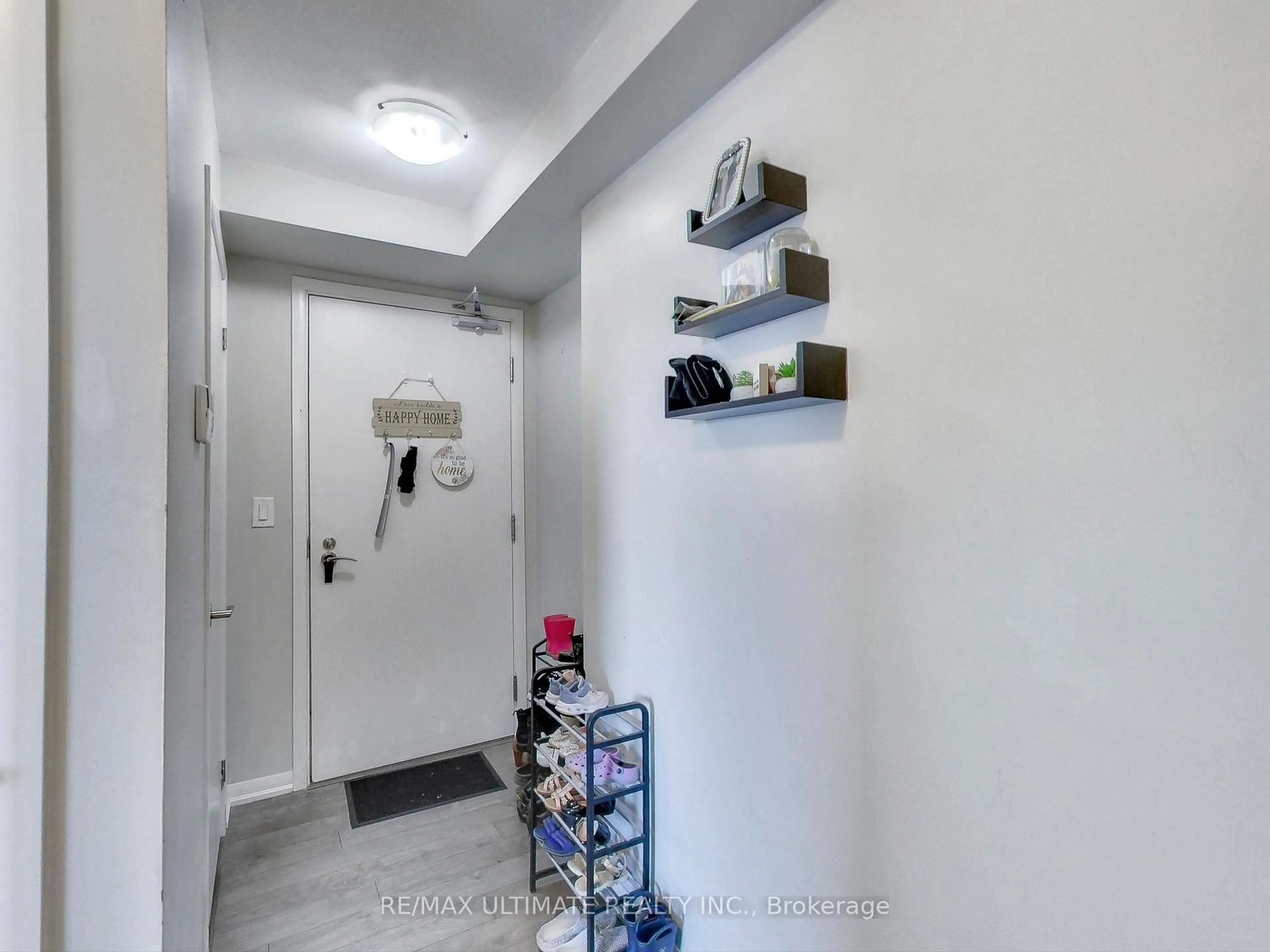 Indoor entryway for 3091 Dufferin St #1012, Toronto Ontario M6A 0C4