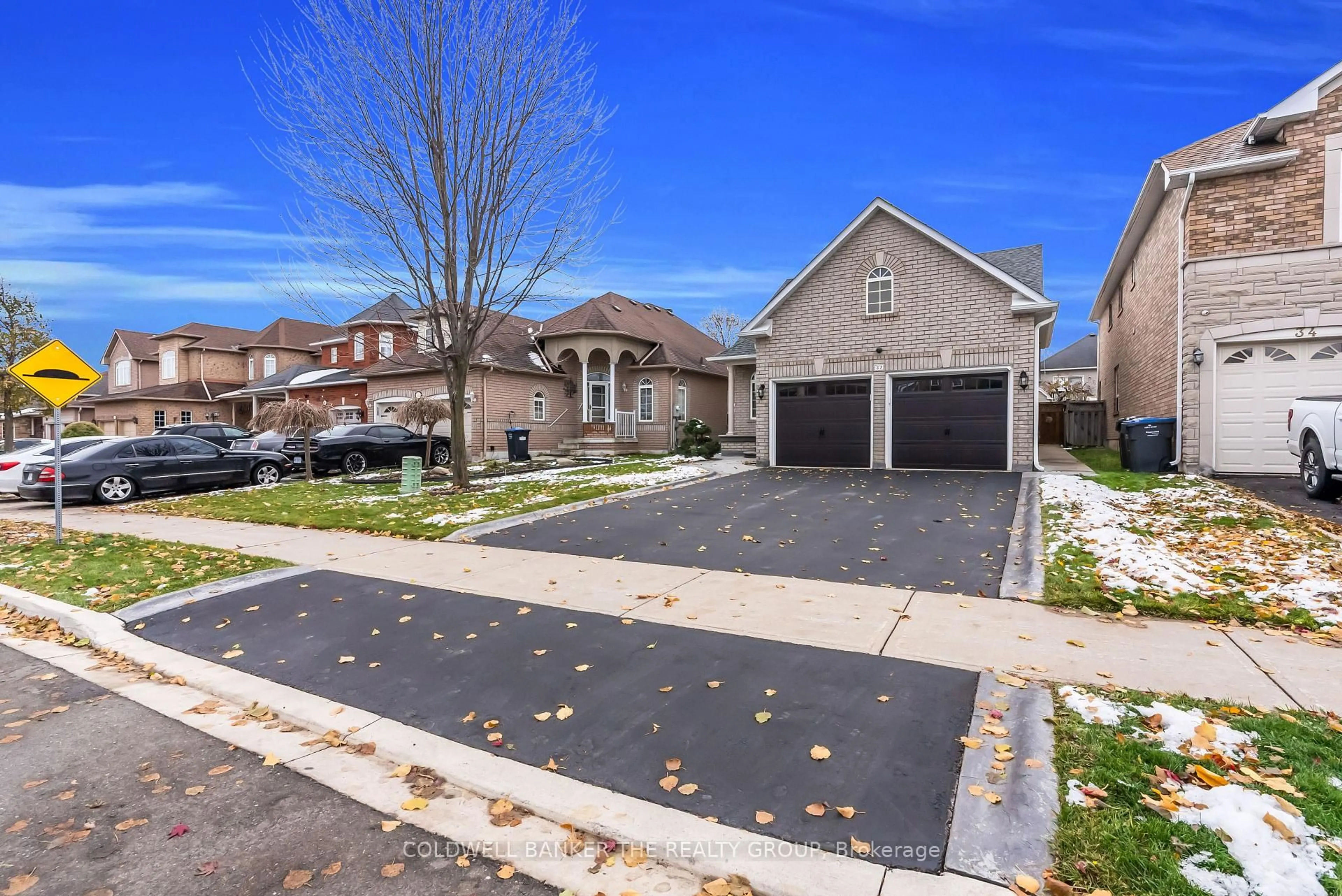 A pic from outside/outdoor area/front of a property/back of a property/a pic from drone, street for 32 Robertson Davies Dr, Brampton Ontario L7A 1K3