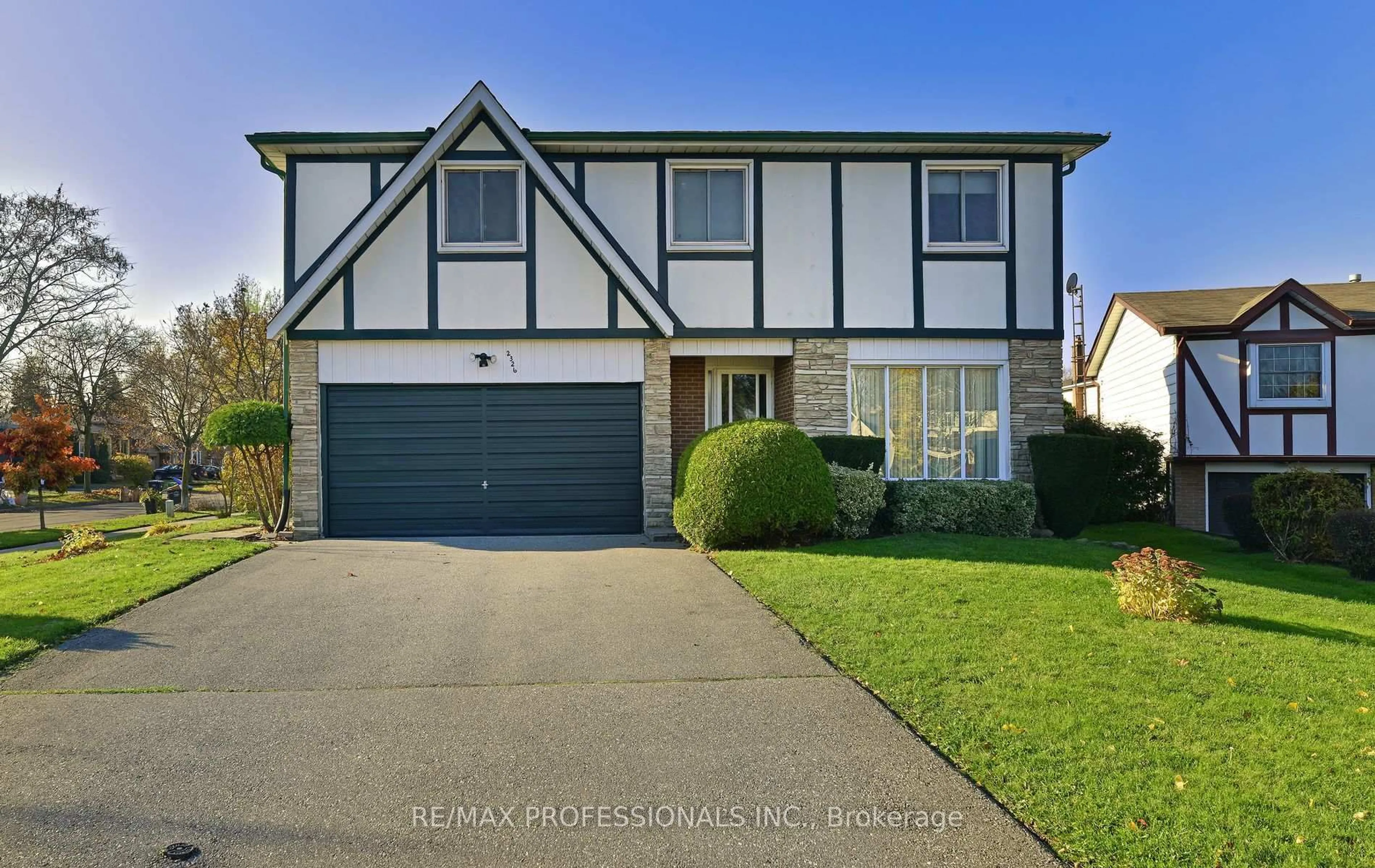 Home with vinyl exterior material, street for 2326 Dorothea Crt, Mississauga Ontario L5B 2B7