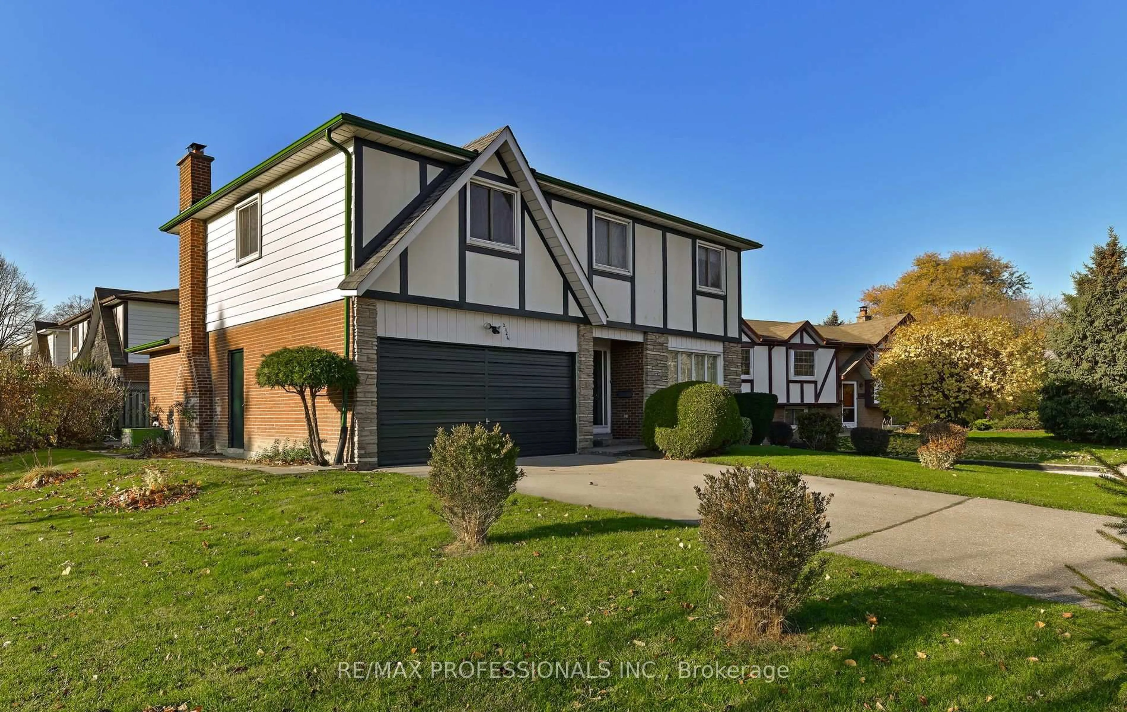 Home with vinyl exterior material, street for 2326 Dorothea Crt, Mississauga Ontario L5B 2B7