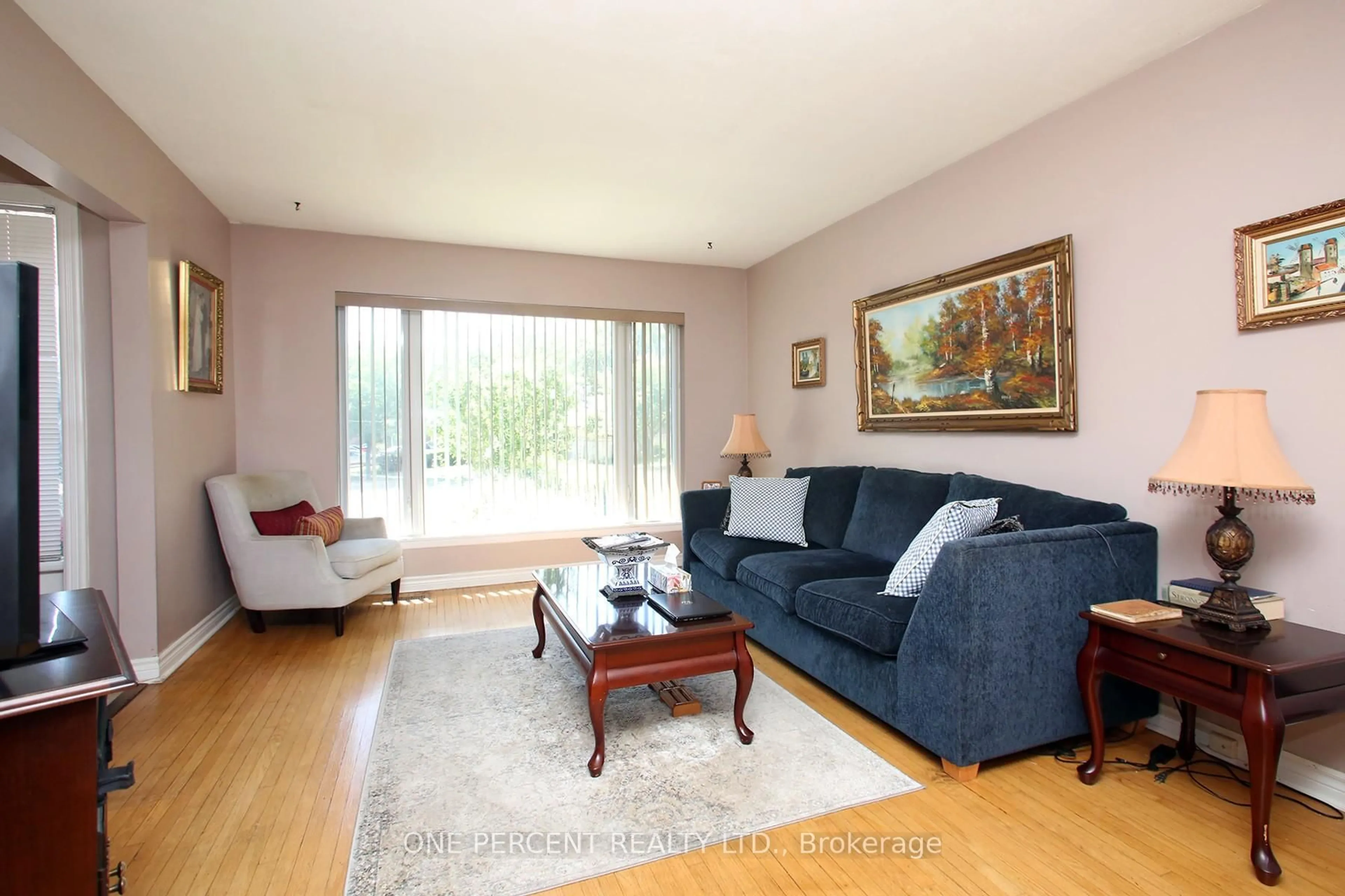 Living room with furniture, wood/laminate floor for 1543 Sandgate Cres, Mississauga Ontario L5J 2E3