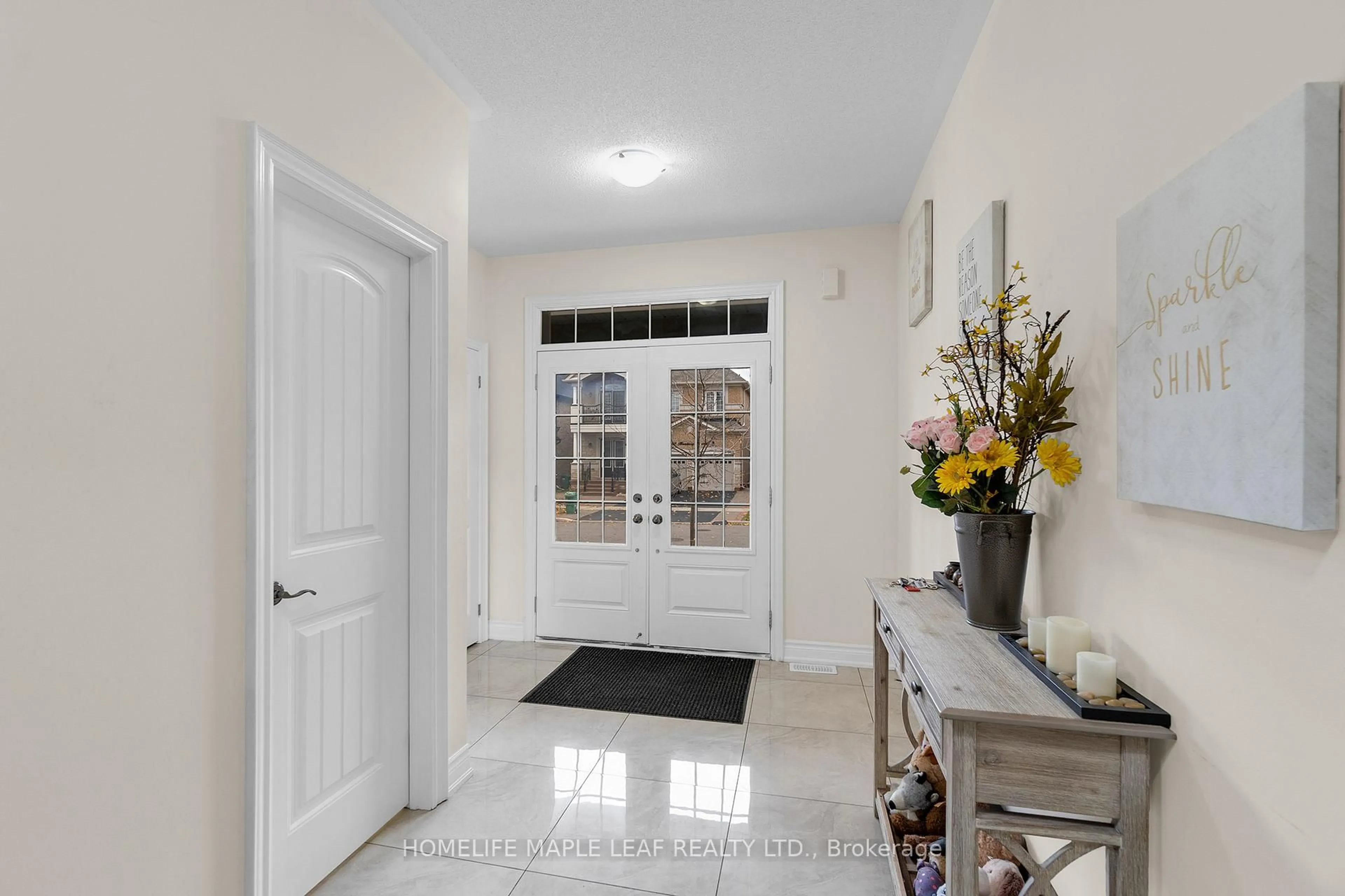 Indoor entryway for 51 Hanbury Cres, Brampton Ontario L6X 5N8