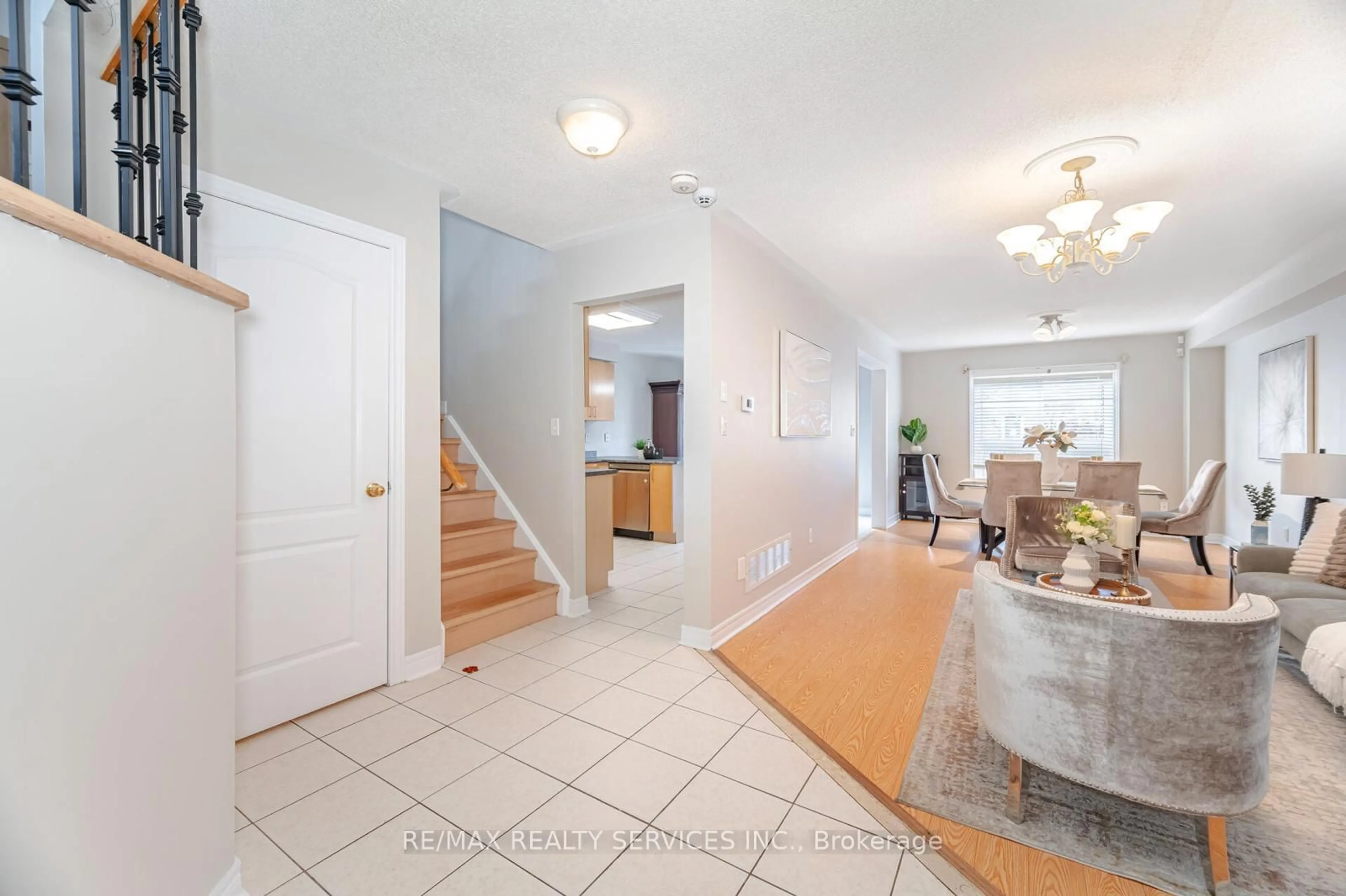 Indoor entryway for 34 Bramoak Cres, Brampton Ontario L7A 1T6