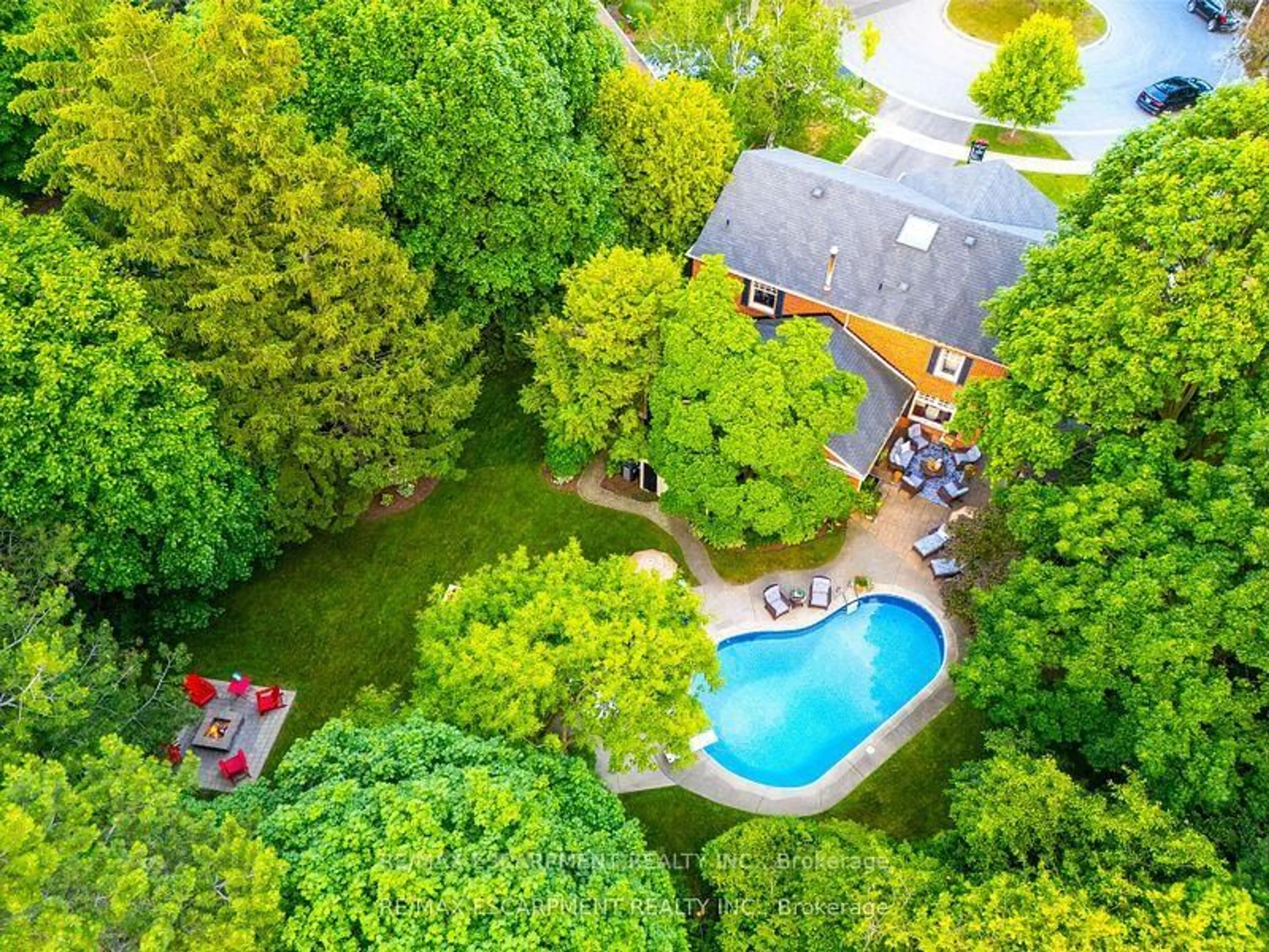 A pic from outside/outdoor area/front of a property/back of a property/a pic from drone, water/lake/river/ocean view for 3555 Kingbird Crt, Mississauga Ontario L5L 2P9