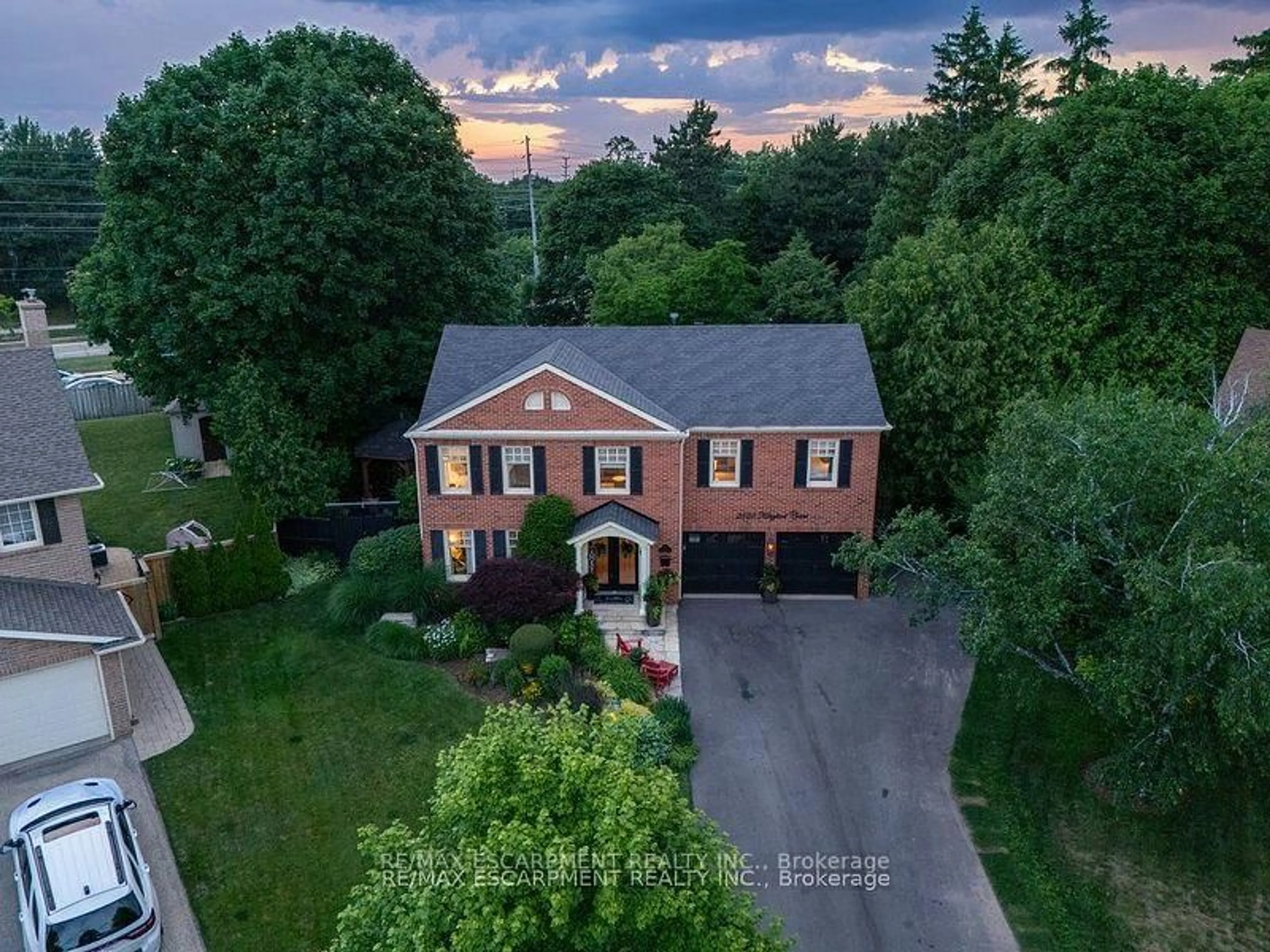 A pic from outside/outdoor area/front of a property/back of a property/a pic from drone, street for 3555 Kingbird Crt, Mississauga Ontario L5L 2P9