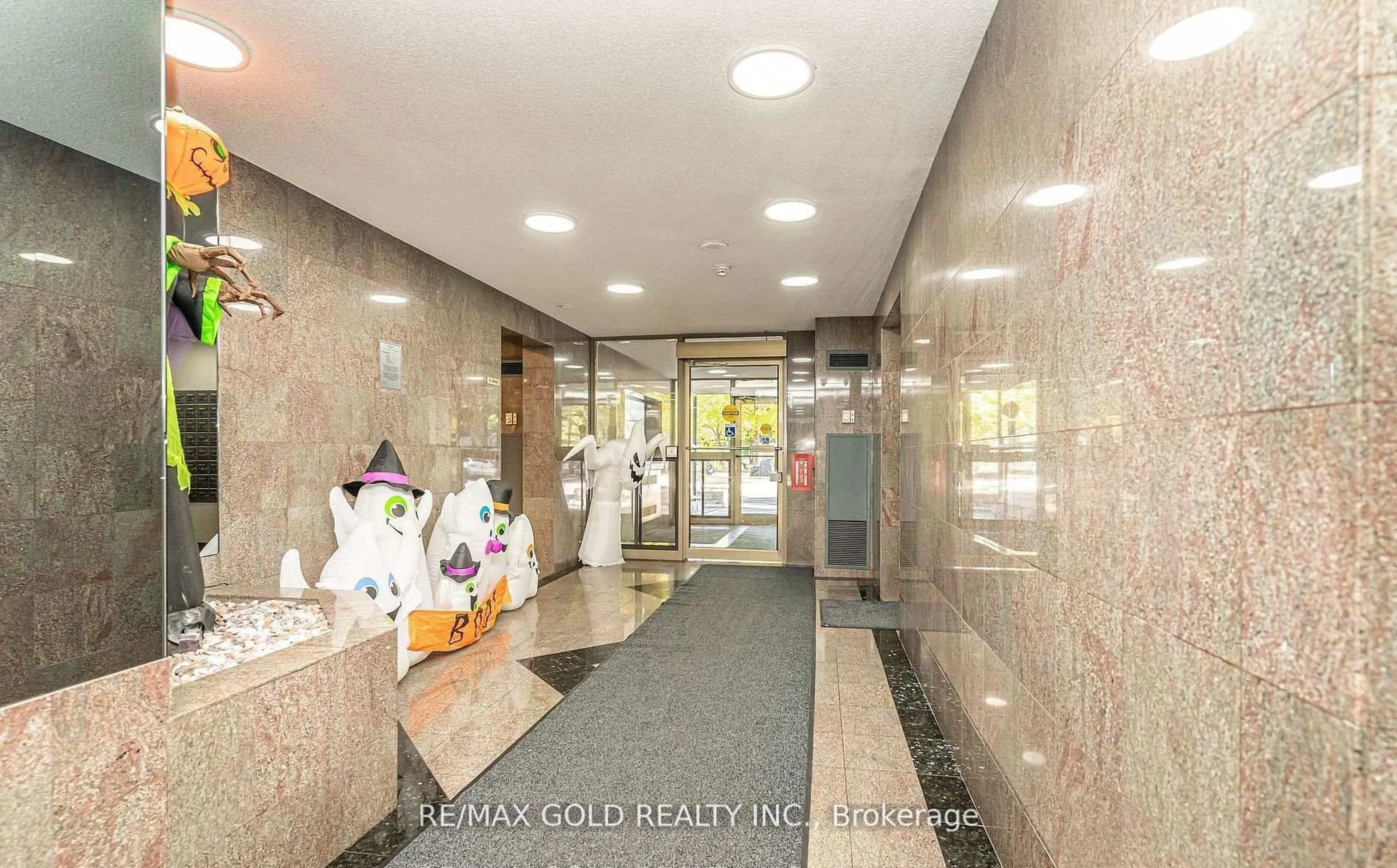 Indoor foyer for 30 Malta Ave #403, Brampton Ontario L6Y 4W6