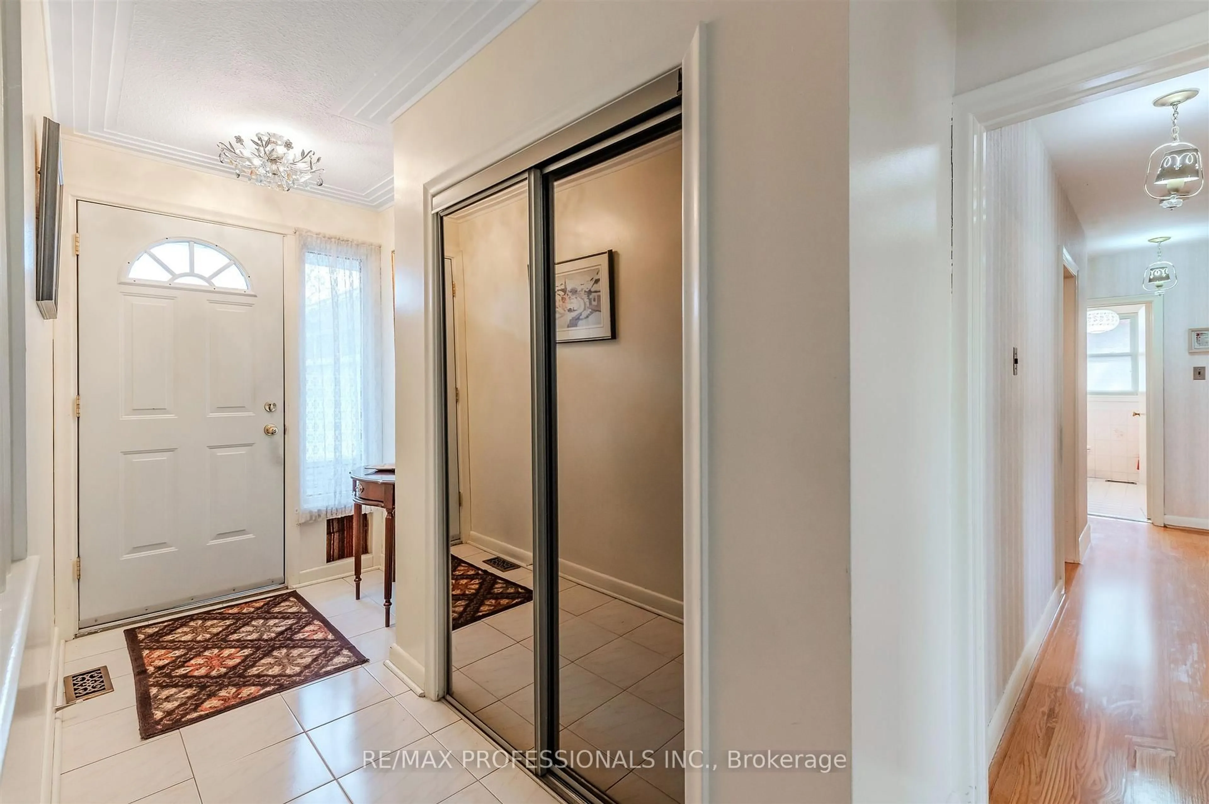 Indoor entryway for 67 Prince George Dr, Toronto Ontario M9A 1Y5