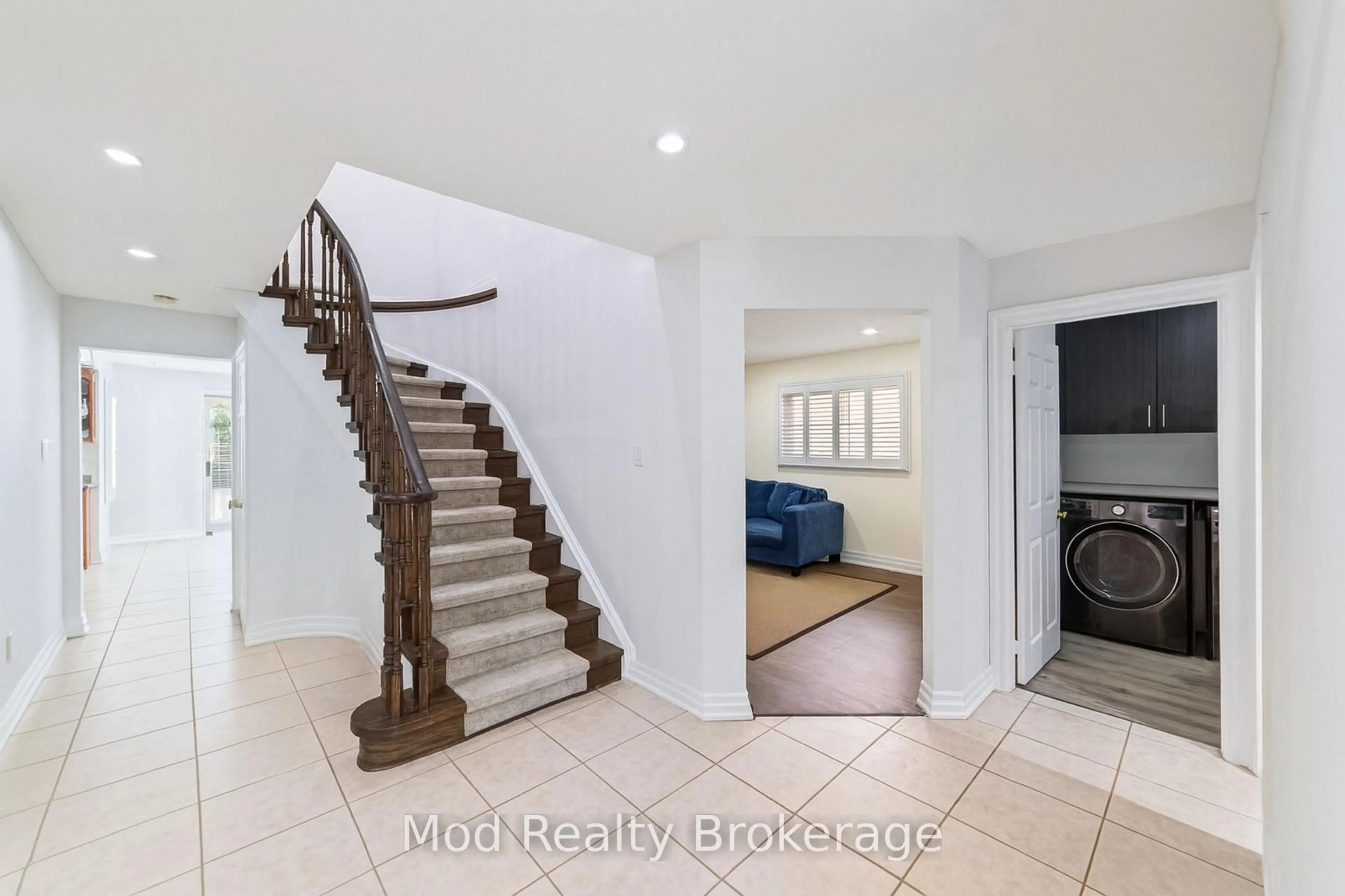 Indoor entryway for 415 Everton Dr, Mississauga Ontario L5R 1W2