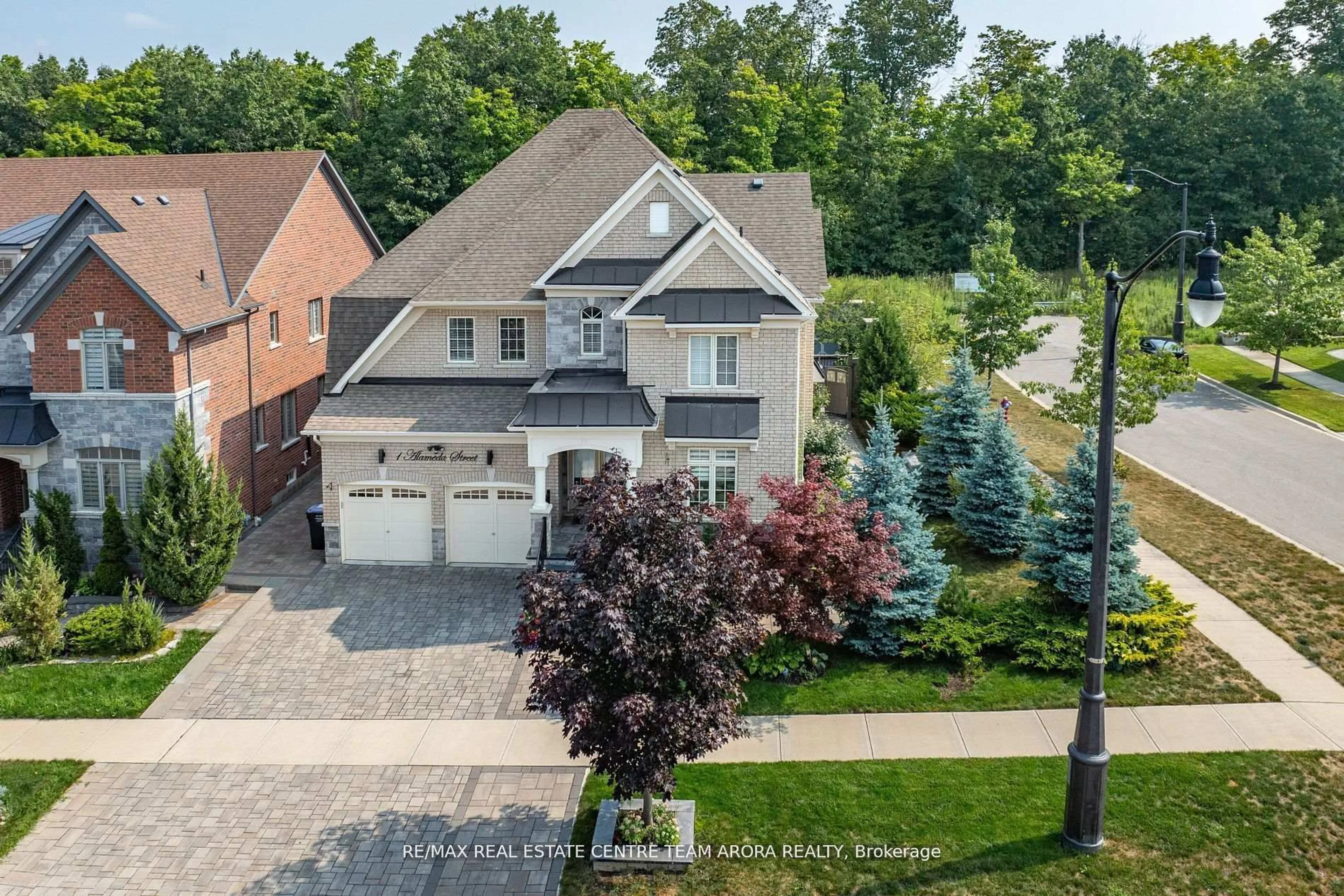 A pic from outside/outdoor area/front of a property/back of a property/a pic from drone, street for 1 Alameda St, Brampton Ontario L6Y 2Y6