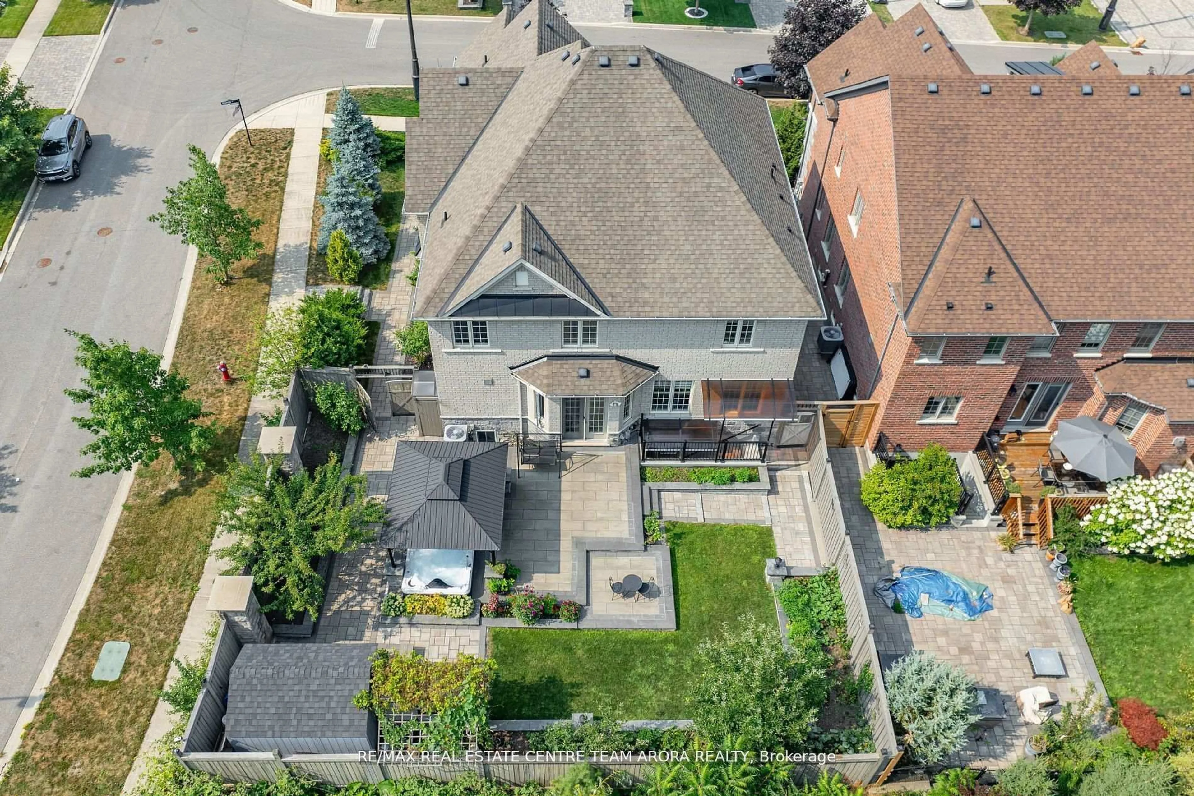 A pic from outside/outdoor area/front of a property/back of a property/a pic from drone, street for 1 Alameda St, Brampton Ontario L6Y 2Y6